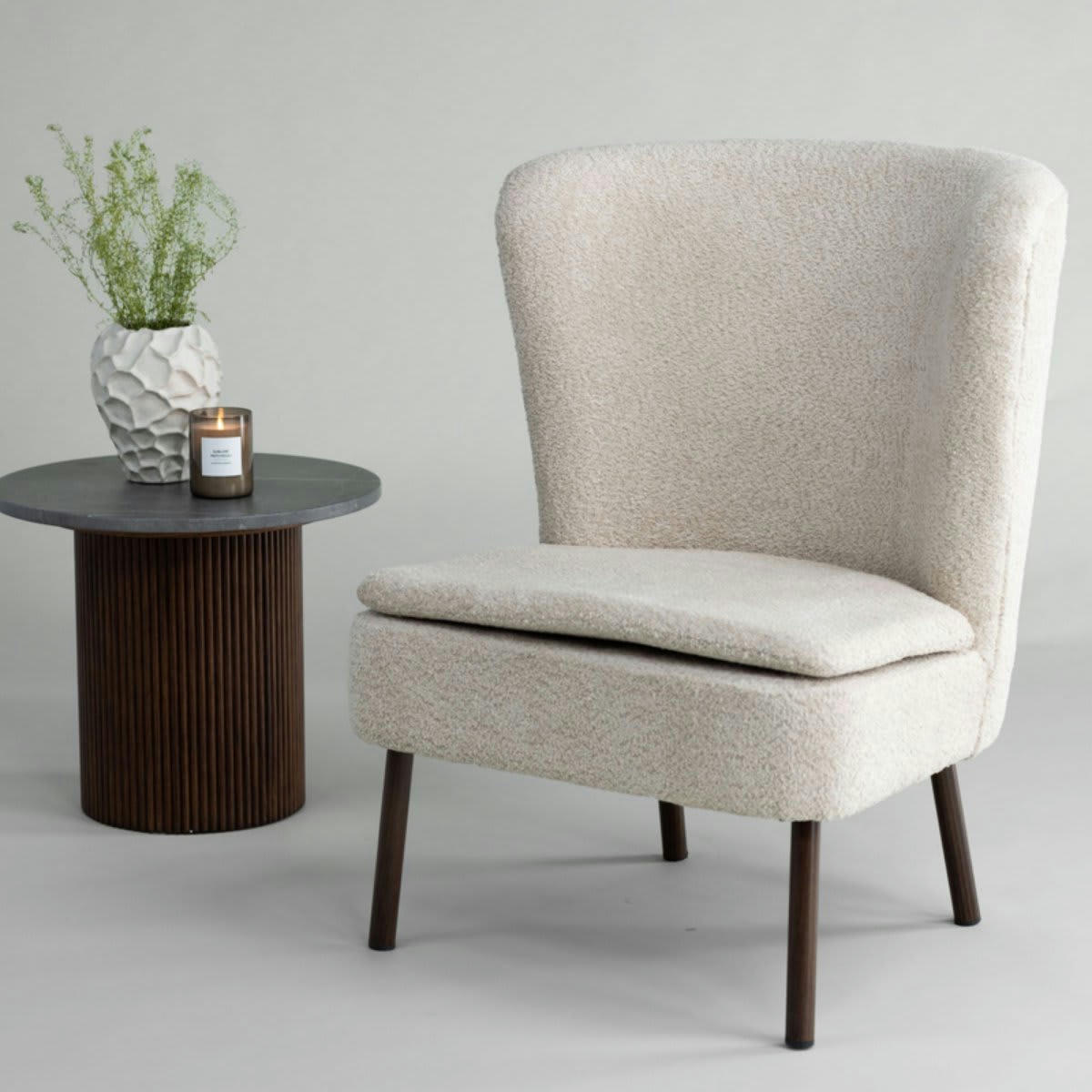 HALMO - Fauteuil en tissu bouclé beige avec pieds en métal