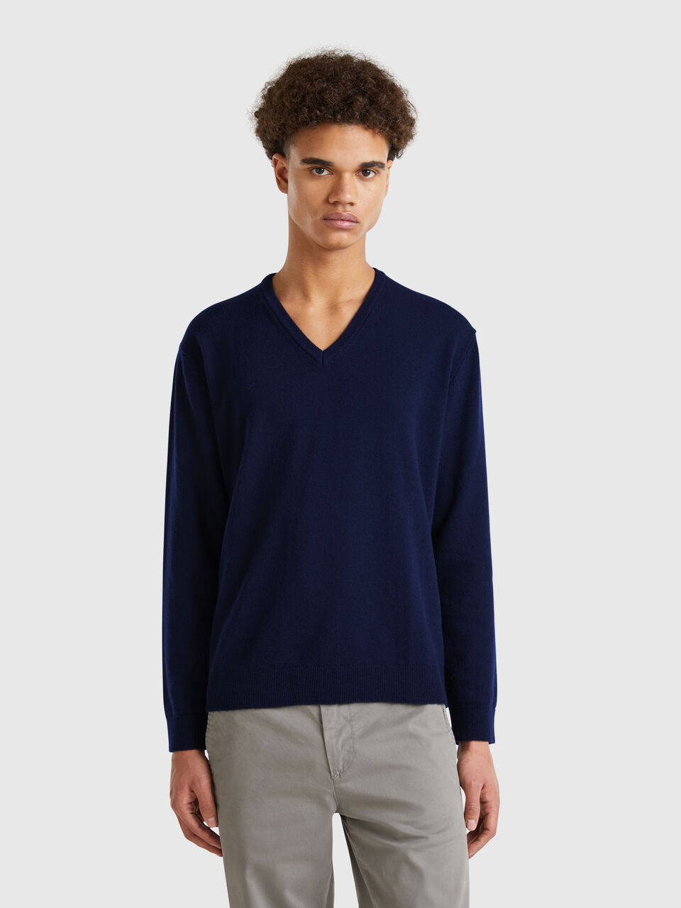 Dark blue V-neck sweater in pure Merino wool