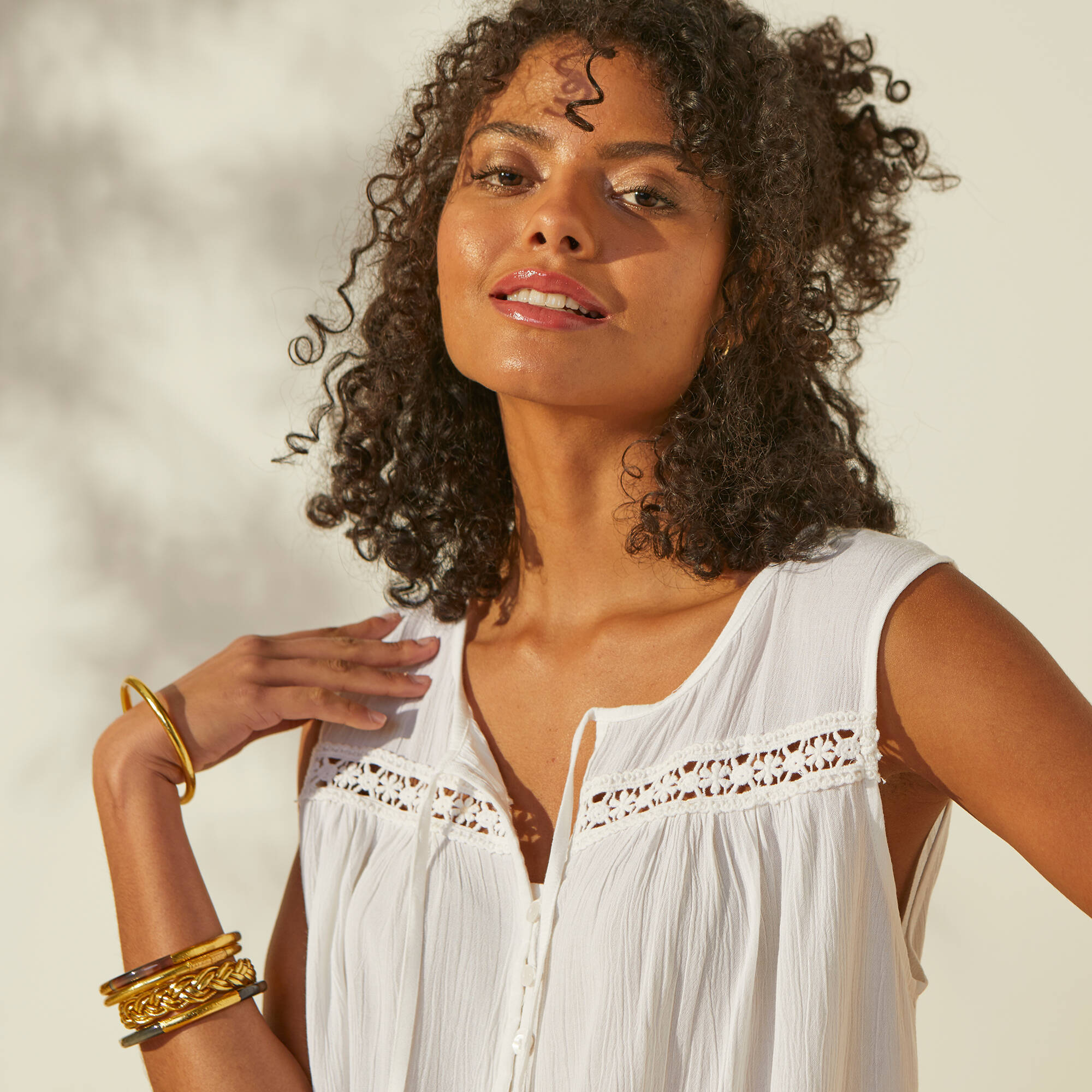 Tunique unie sans manches, crépon et macramé