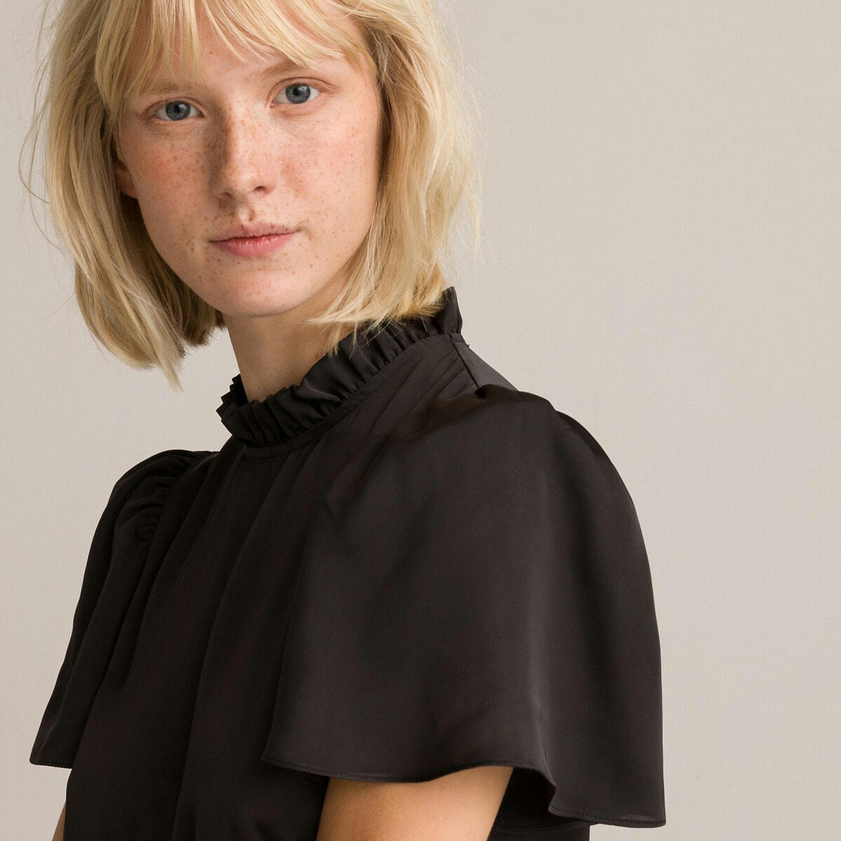 Robe courte, col montant volanté, manches courtes