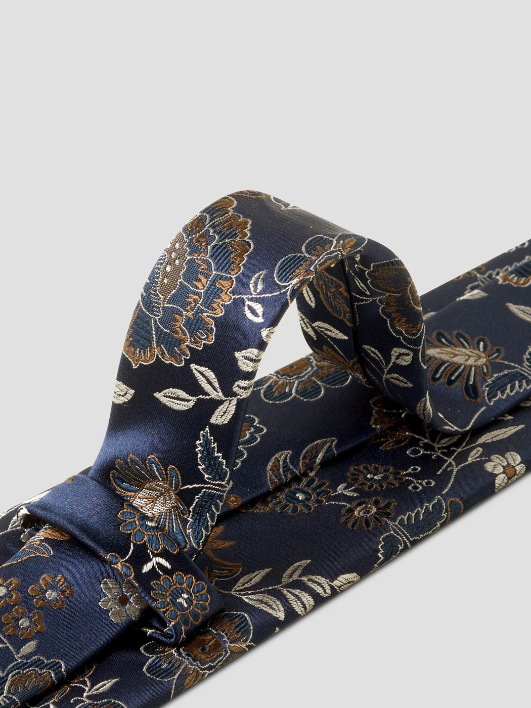 Cravate fleurie en soie mélangée
