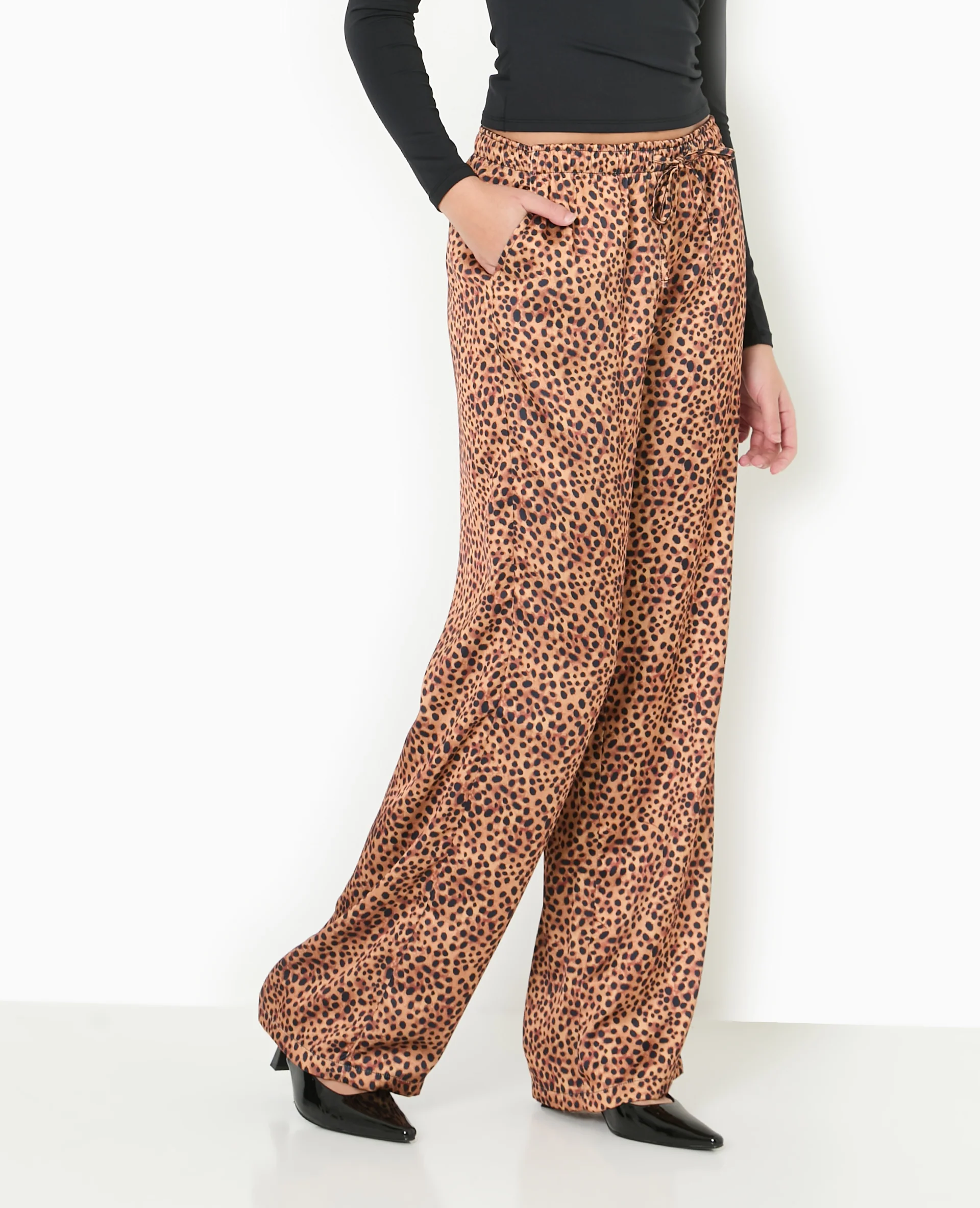 Pantalon large en tissu satiné motif léopard