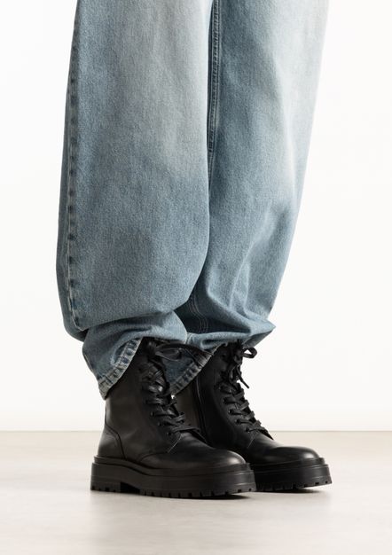 Zwarte leren veterlaarsjes