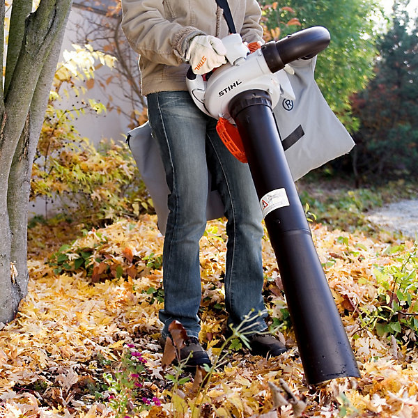 Aspirateur souffleur broyeur thermique 27 cm³ 700 m³/h ratio de broyage 14:1 avec sac 45 L Stihl SH 56