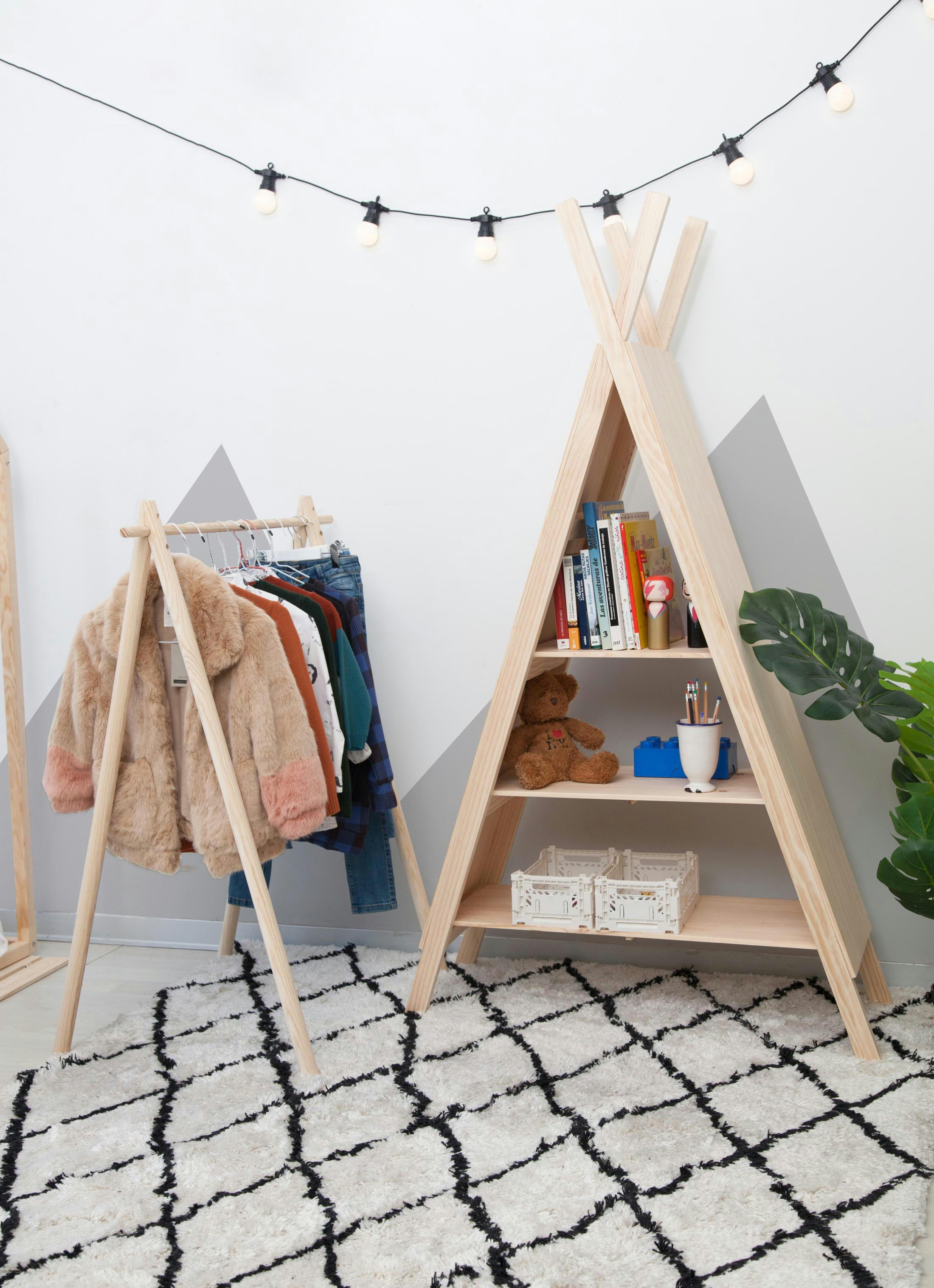TIPI SHELF - Étagère bibliothèque en pin massif couleur naturel forme de tipi