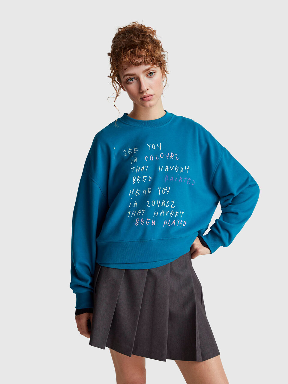 Teal sweatshirt with Coco Capit&aacute;n embroidery