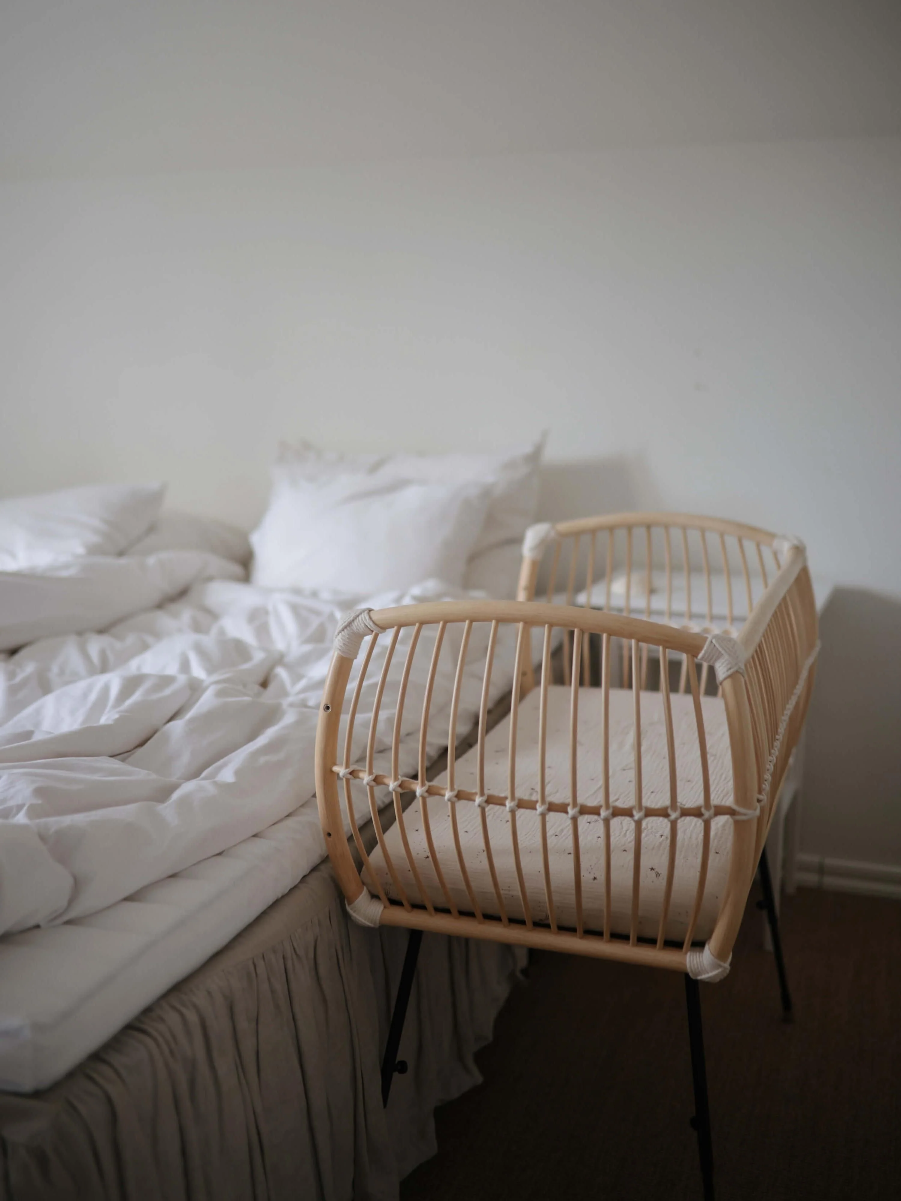 Handgefertigtes Beistell-Babybett Martha aus Rattan, höhenverstellbar