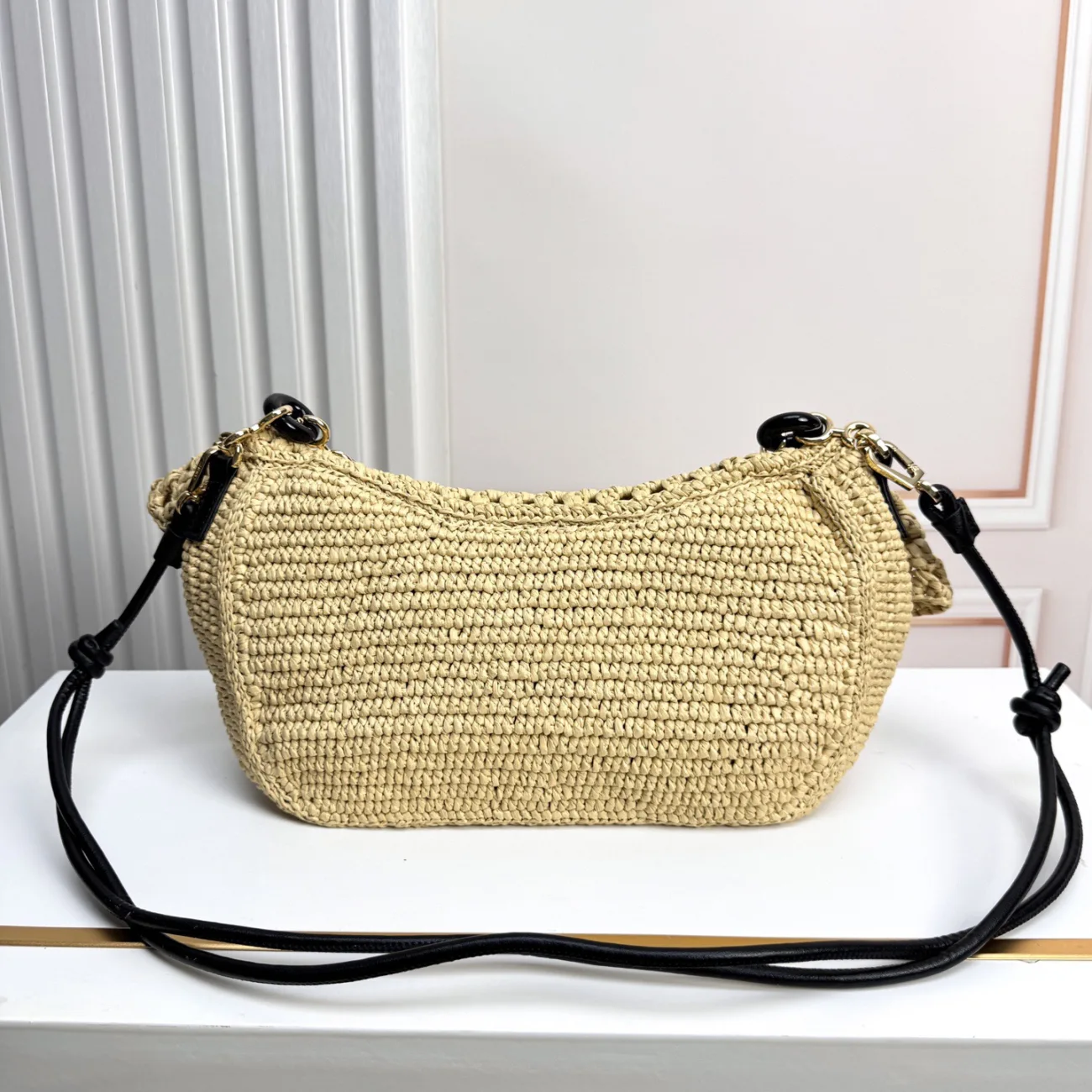Loewe Medium Ola bag in raffia (7A regular version)