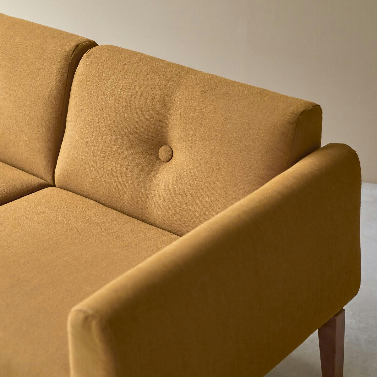 BJORN - Canapé en chêne massif et tissu moutarde 2 places