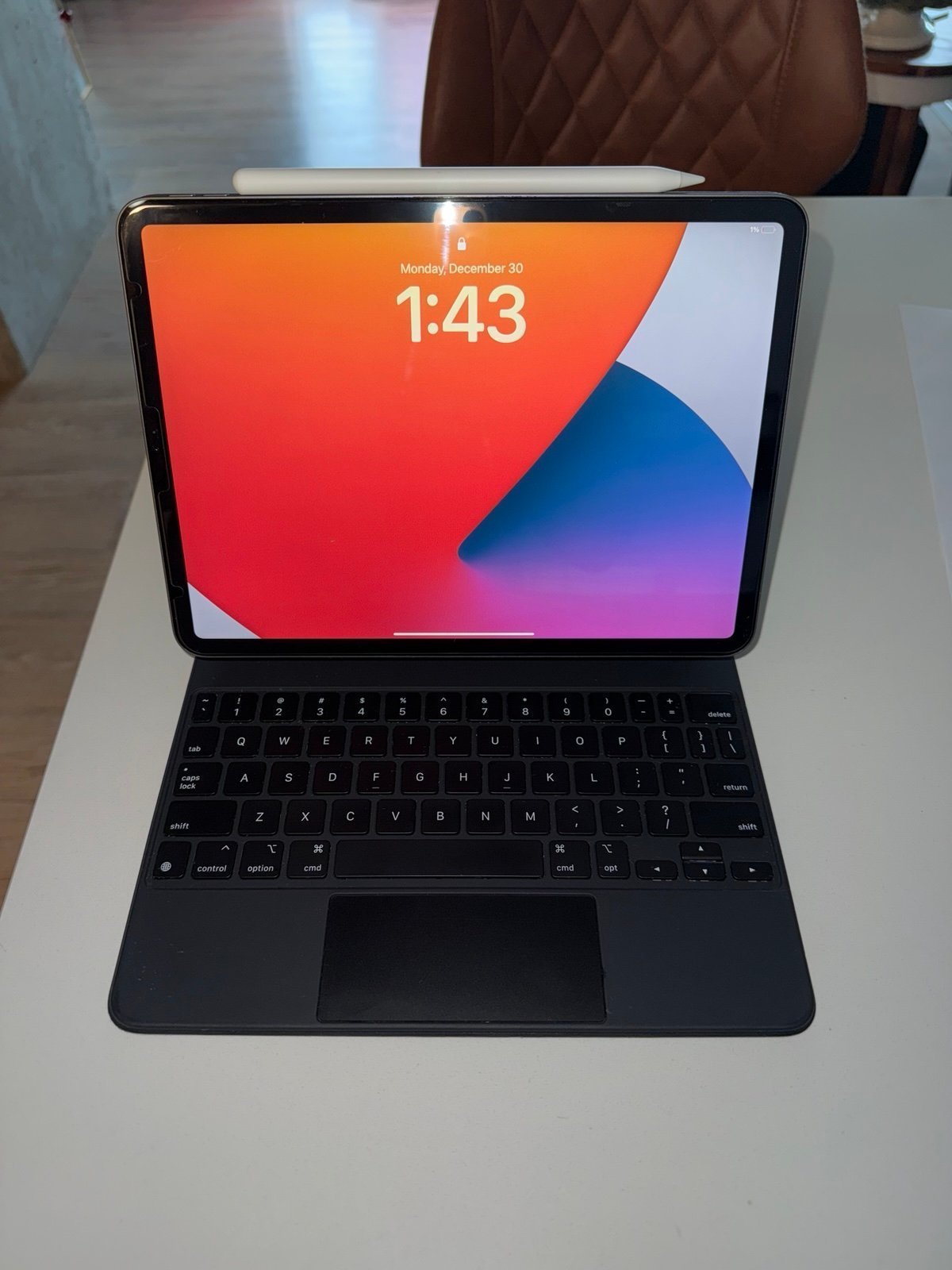 iPad Pro 11” inch 512GB like new with magic keyboard with Apple Pencil MTXT2LL/A
