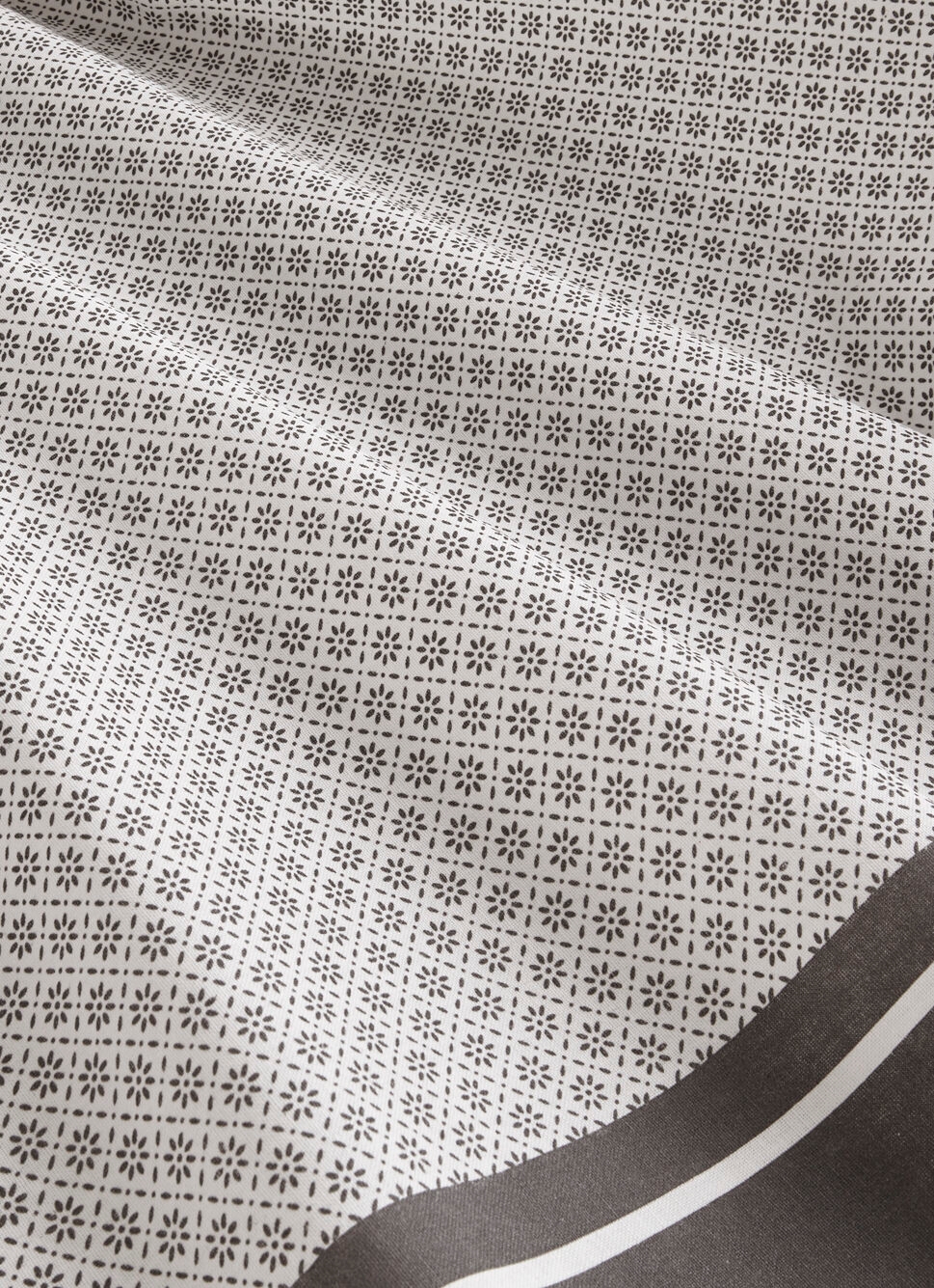 NAPPE EN COTON ENDUITE MOTIF FANTAISIE BLANC/GRIS