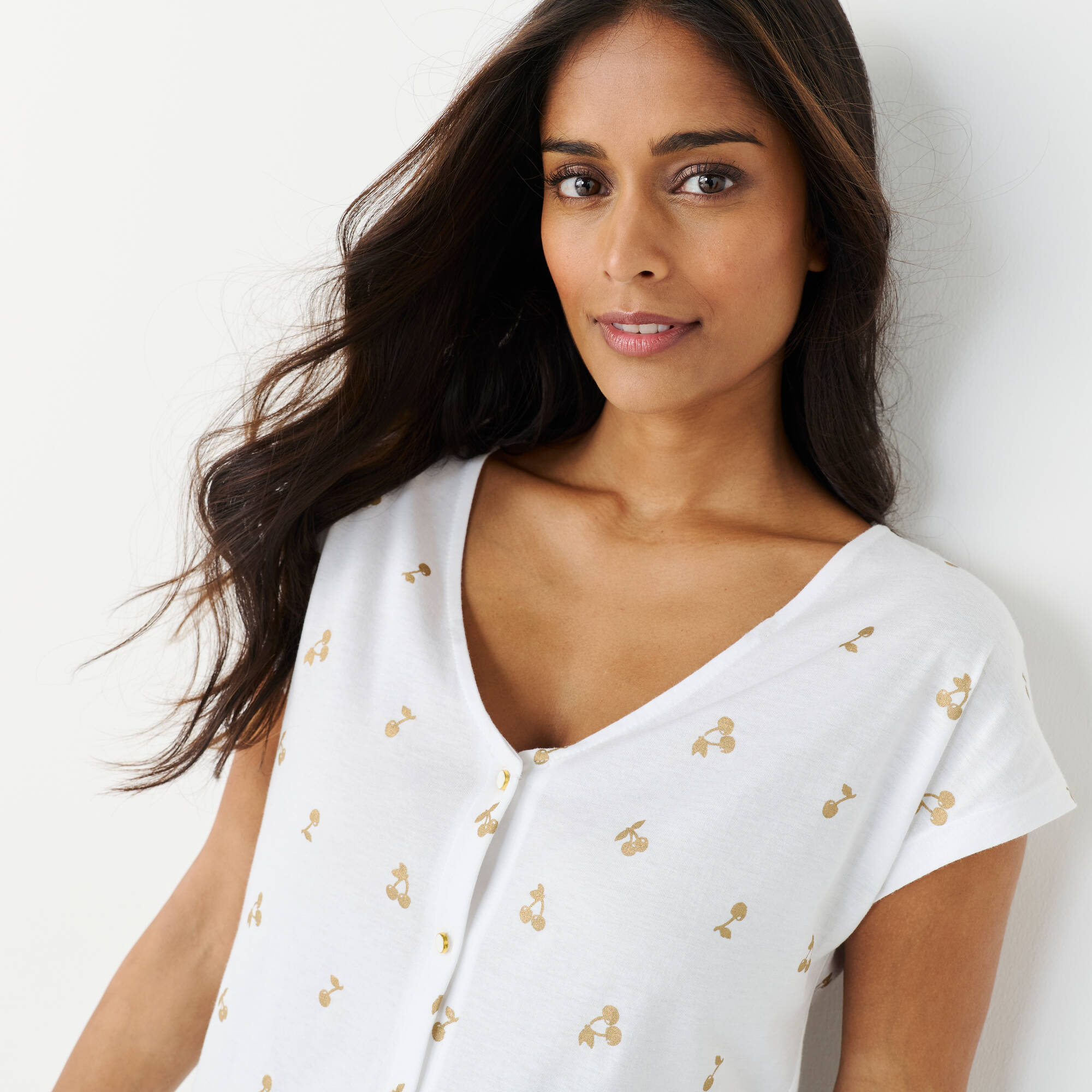 T-shirt col V boutonné imprimé cerises dorées