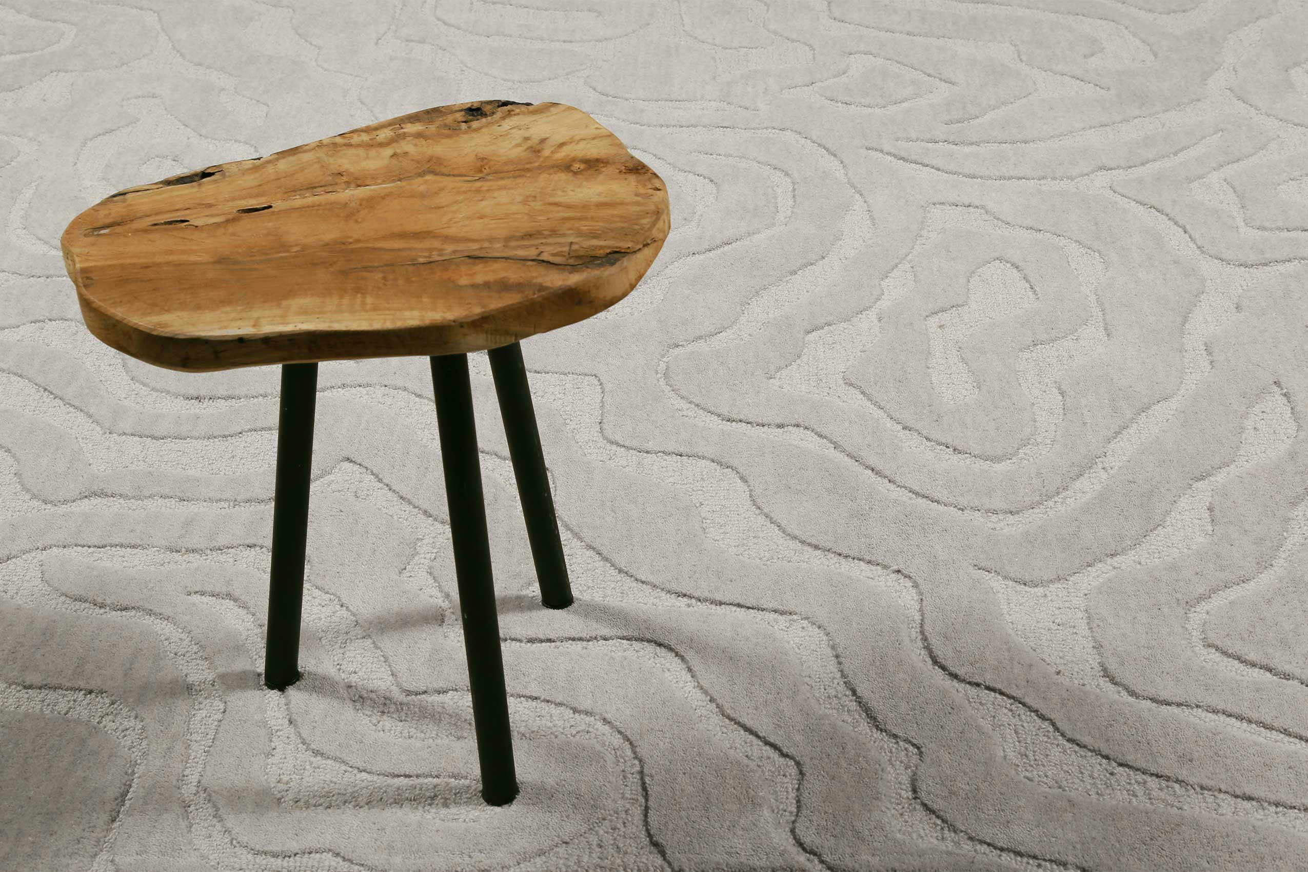 BAY EDITION - Tapis fait main motif abstrait et relief taupe 200x290