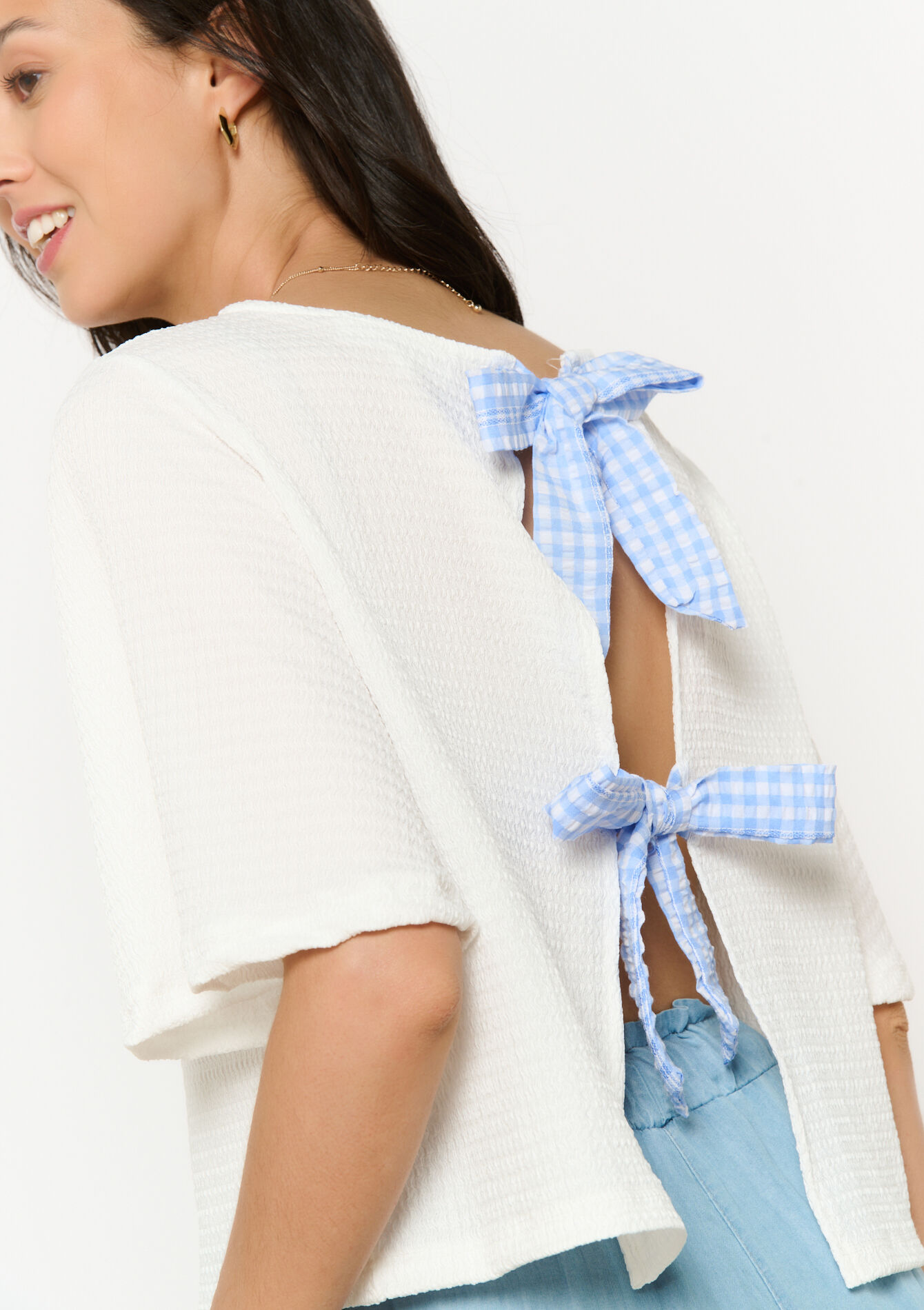 T-shirt met open rug en strikken