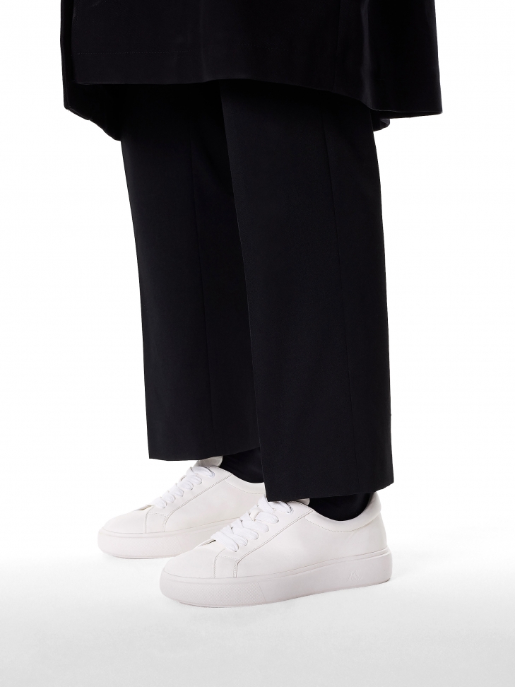 Men's leather sneakers on a logoed sole