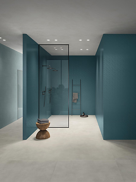 Carrelage effet Béton 3D Bleu Brume Linear 120x50x0,85 cm Mat Cortivo - Mur intérieur (vendu par carton de 1,8 m²) - RO'MA CARRELA