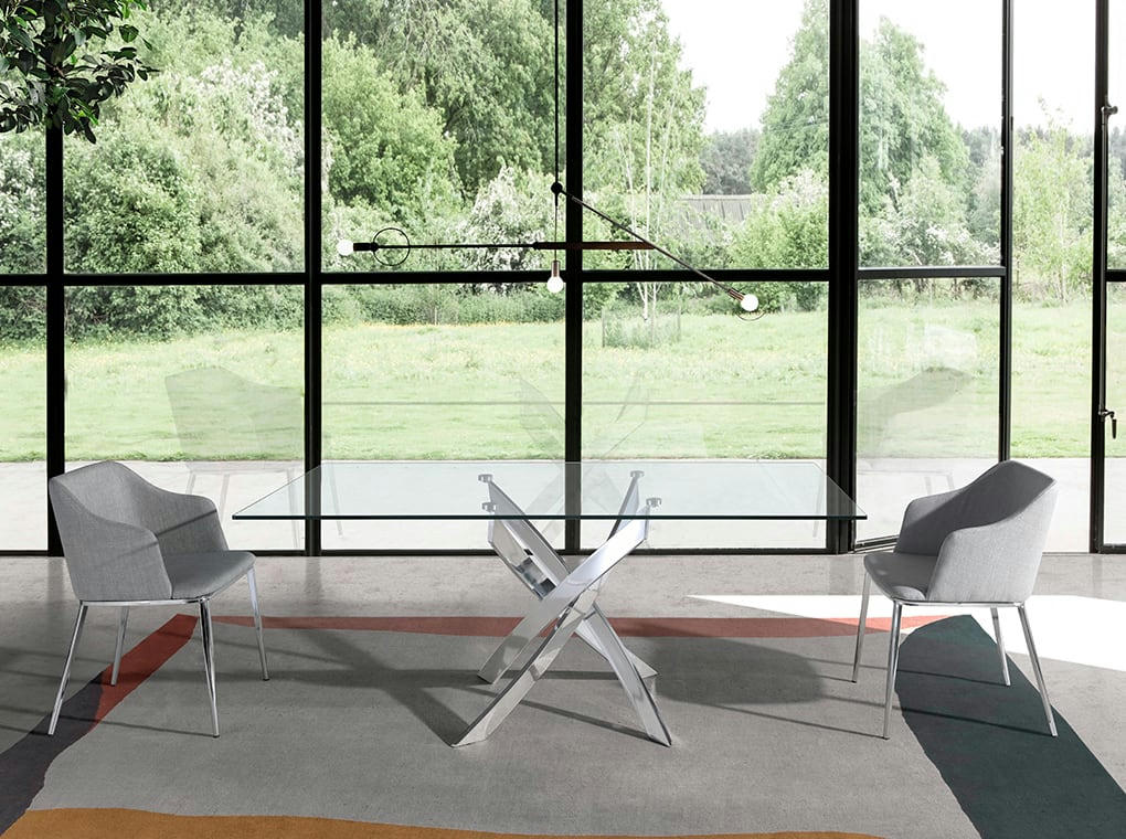 - Chaise en tissu et acier chromé