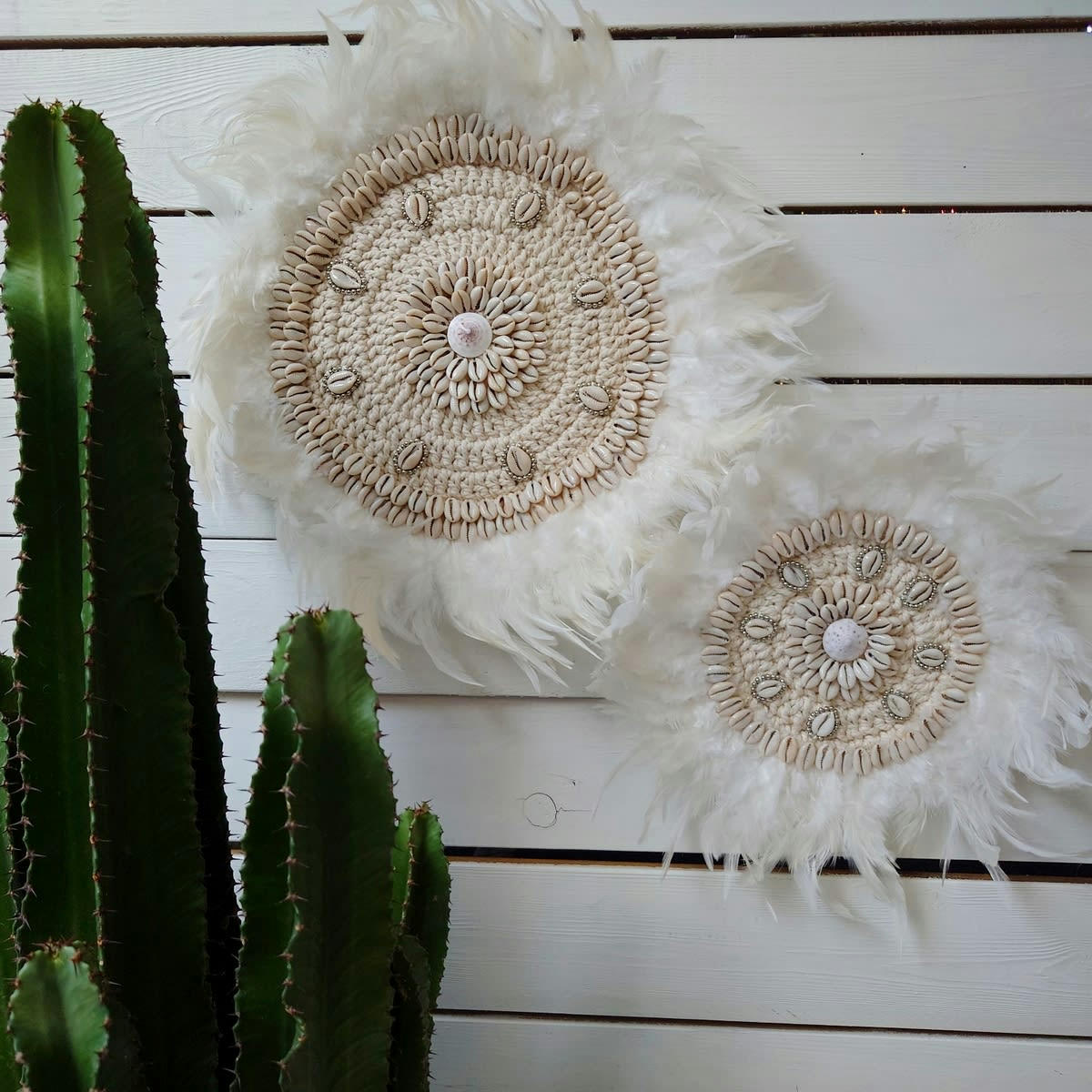 BALIRA - Décoration en plumes et coquillages cauris, blanc D30 cm