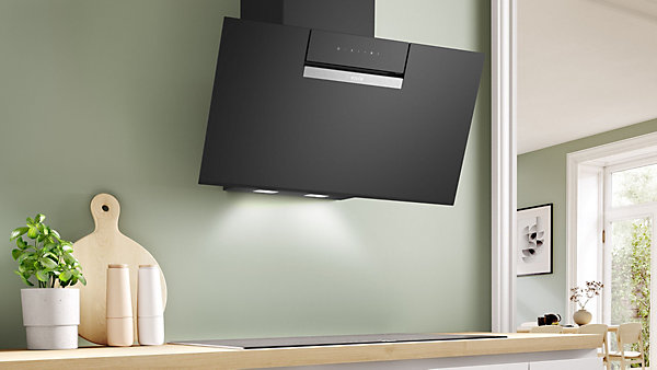 Hotte inclinée connectée en verre noir Bosch DWK87FN60, 80 cm
