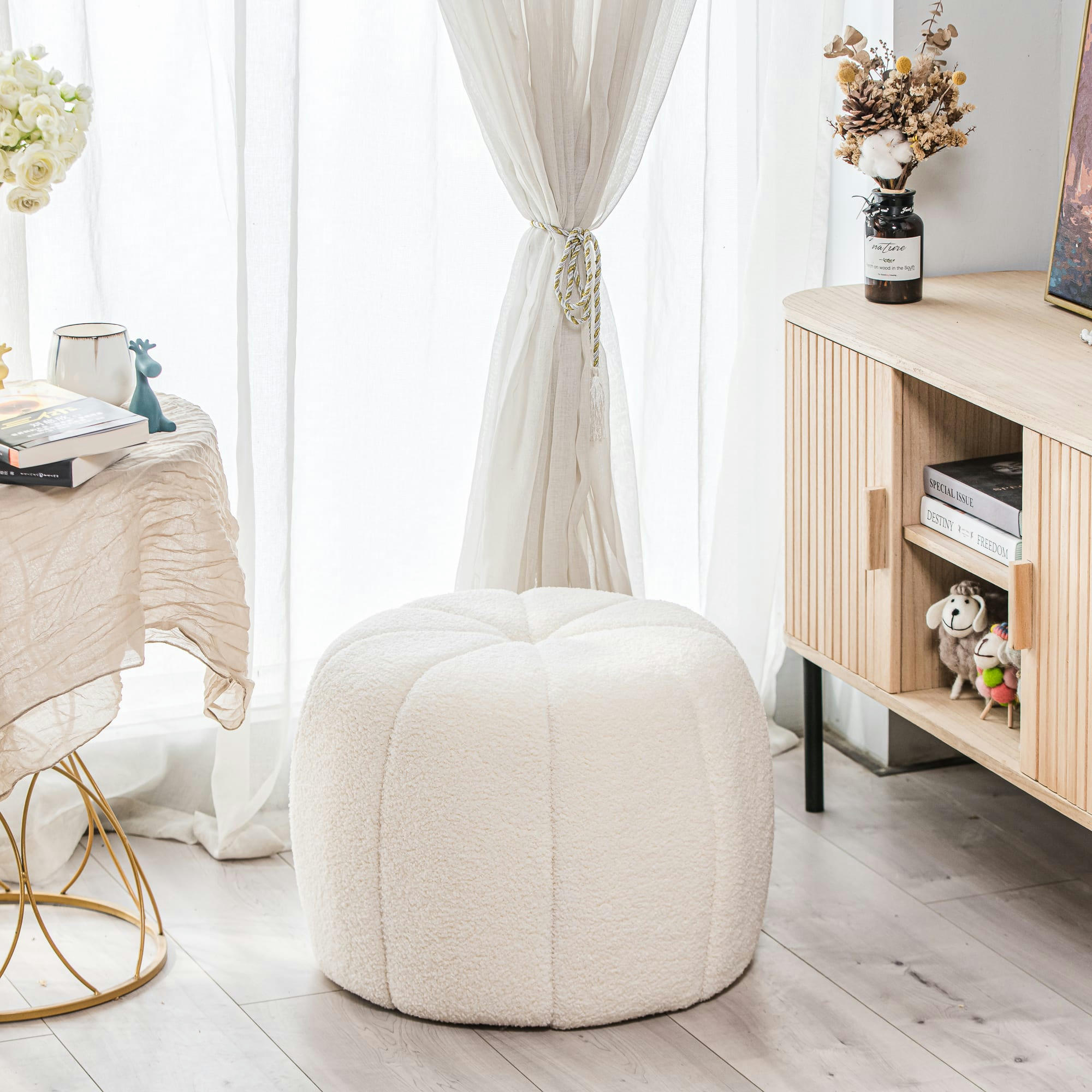 - Pouf en bouclettes blanches avec rayures