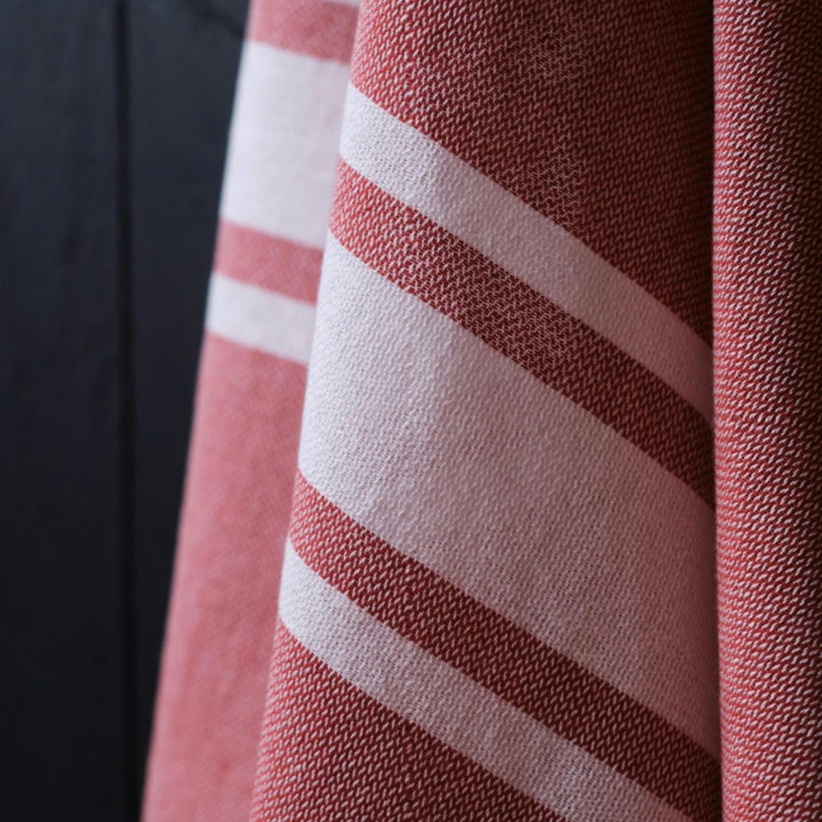 FUSAIN SPIRIT GARDEN - Serviette fouta en coton rouge 190x100