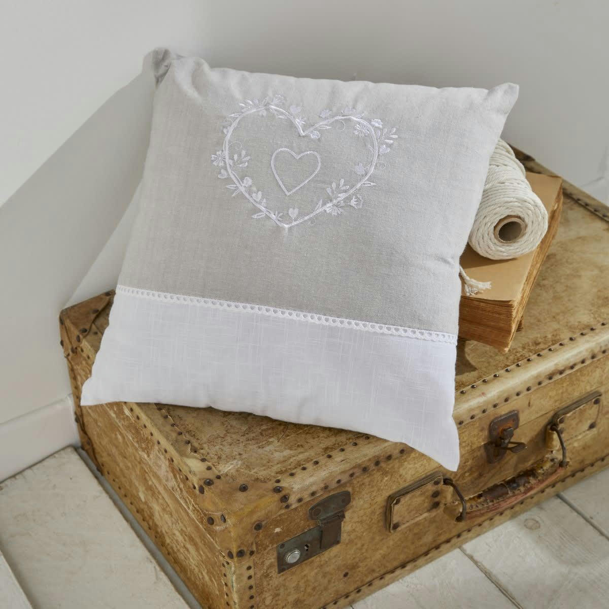 CHARME - Coussin déhoussable avec broderie en coton beige 40x40