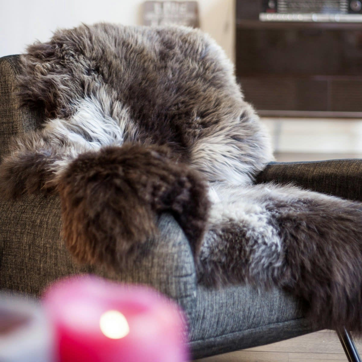 - Tapis en peau de mouton marron chinée