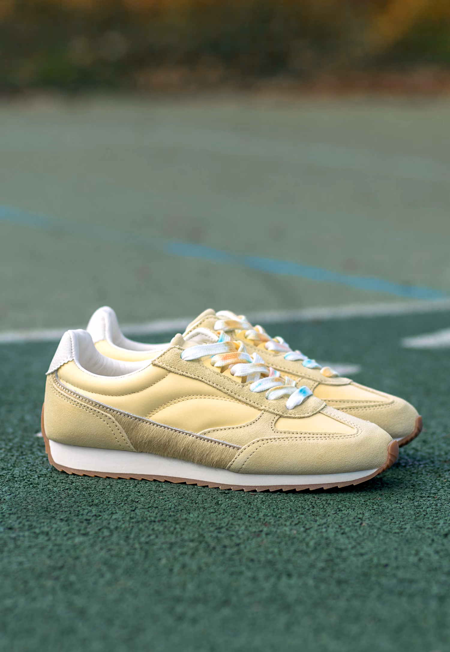 Żółte sneakersy RELAKS z kolorowymi sznurówkami
