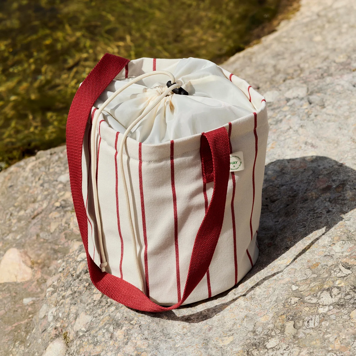 HAY - Outdoor Market Flaschentasche M, beige mit roten Streifen