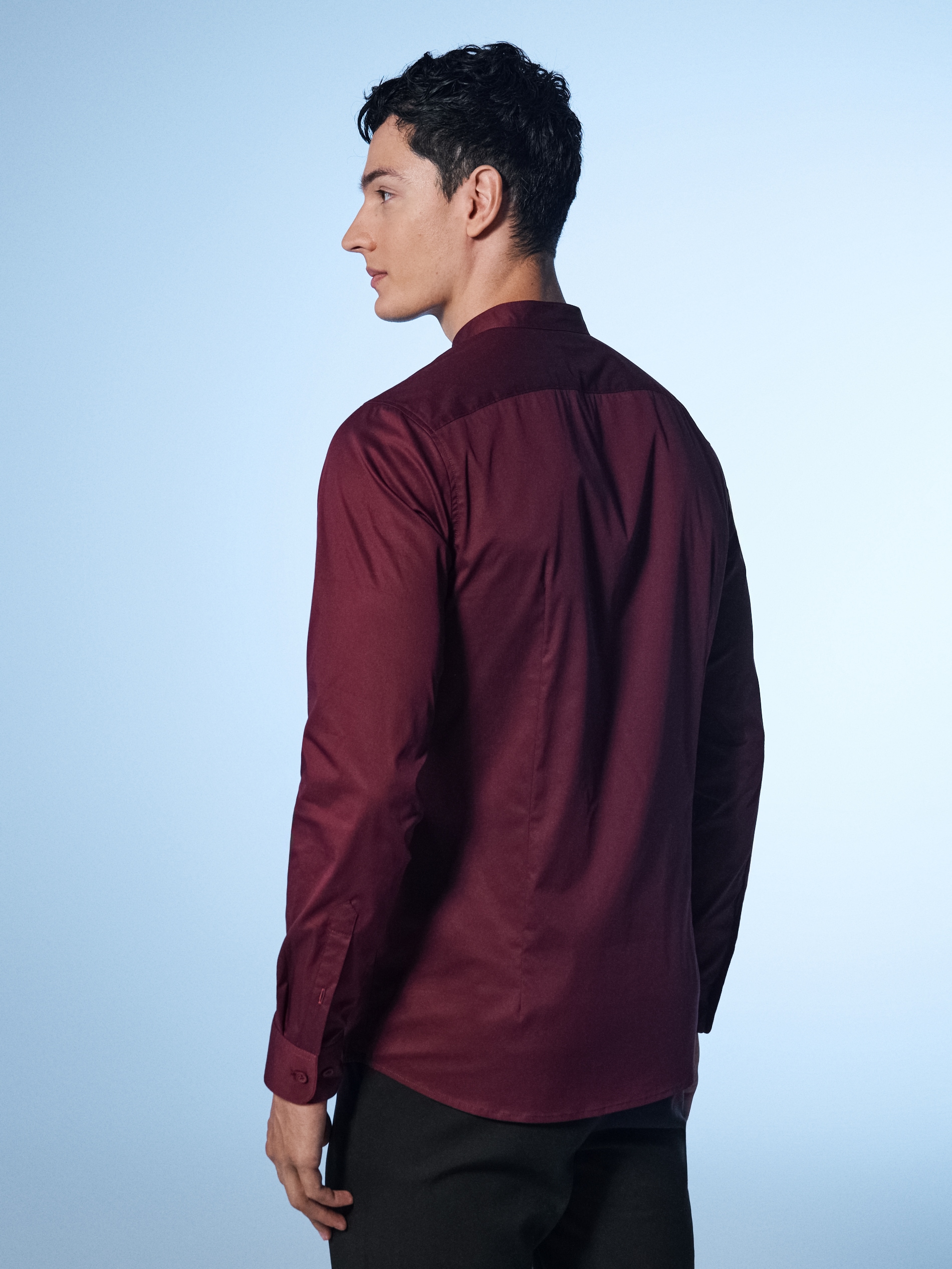 Gładka koszula slim fit ze stójką