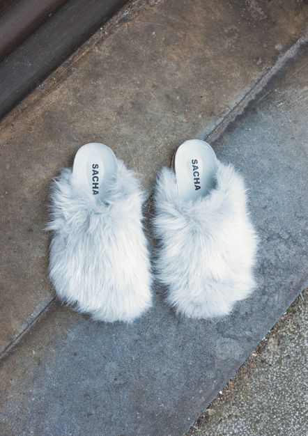 Lichtblauwe fluffy clogs