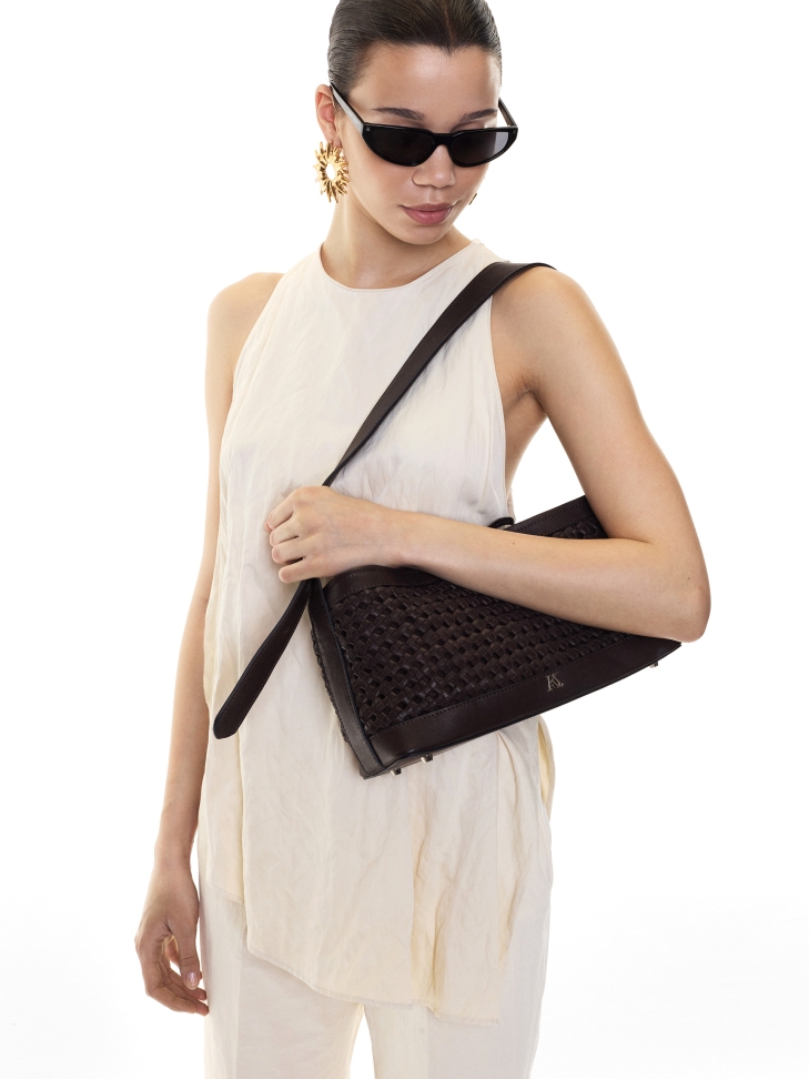 Oblong brown handbag with braided pattern