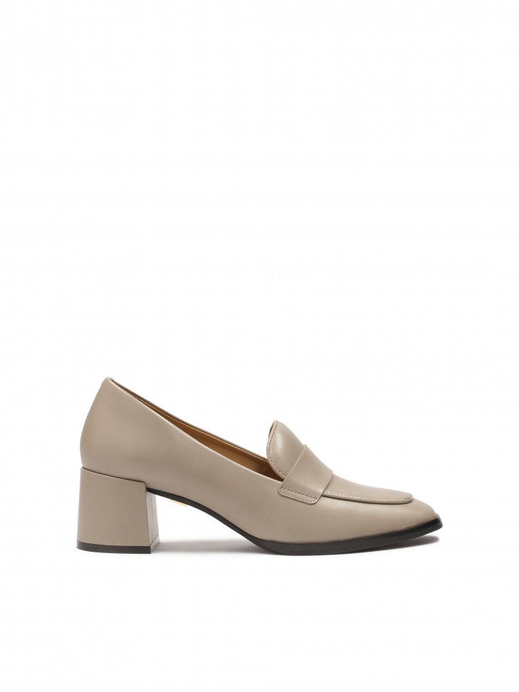 Classic leather pumps in taupe color