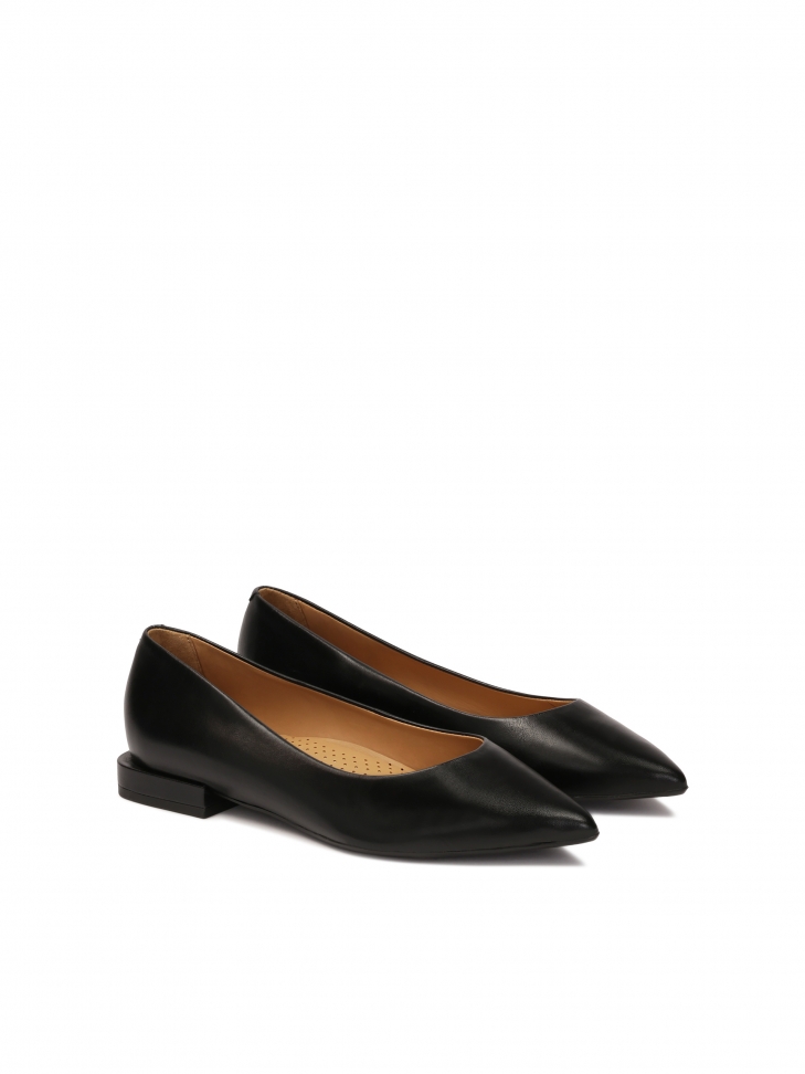 Black leather pumps with flat heel