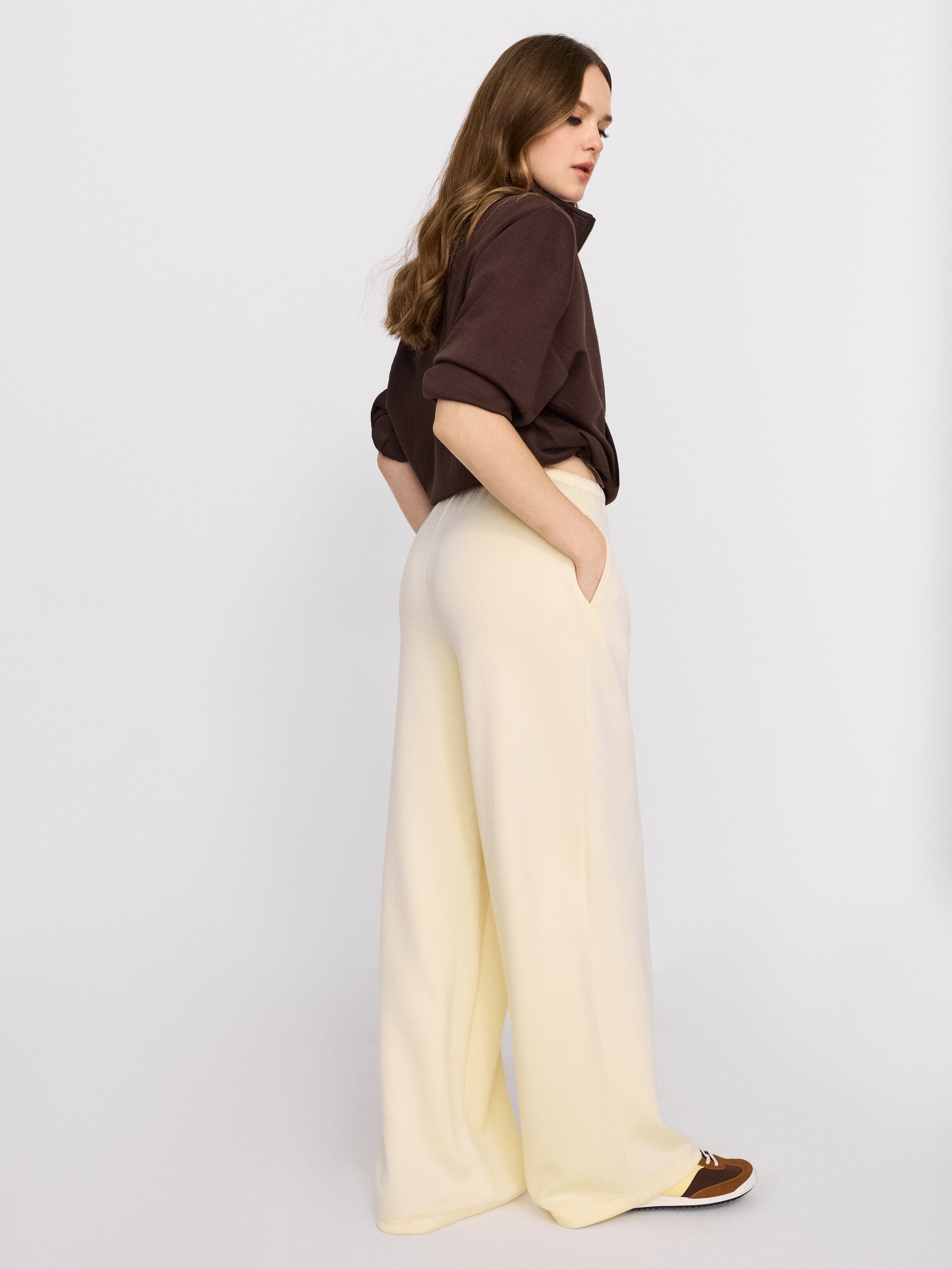 Spodnie wide leg z miękkiej dzianiny z domieszką wiskozy soft touch