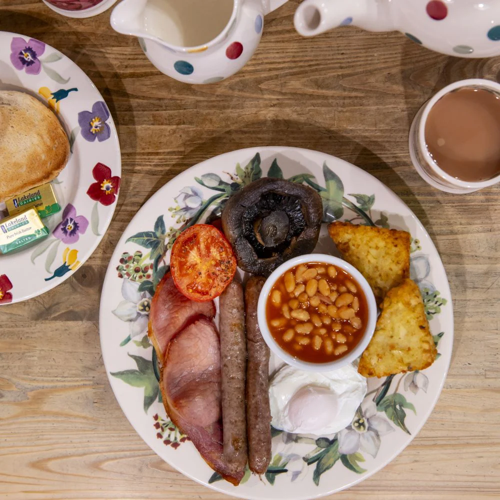 Breakfast, Decorating Studio & Factory Tour Experience