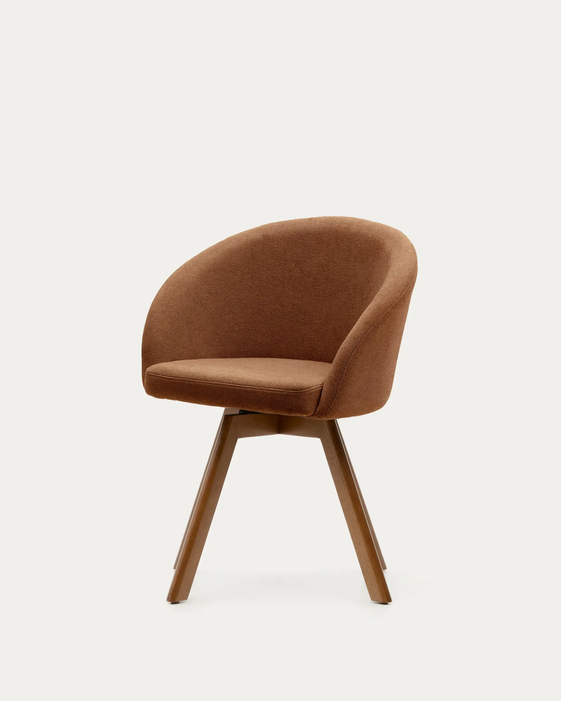 Silla giratoria Marvin chenilla marrón y patas de madera maciza de haya acabado nogal
