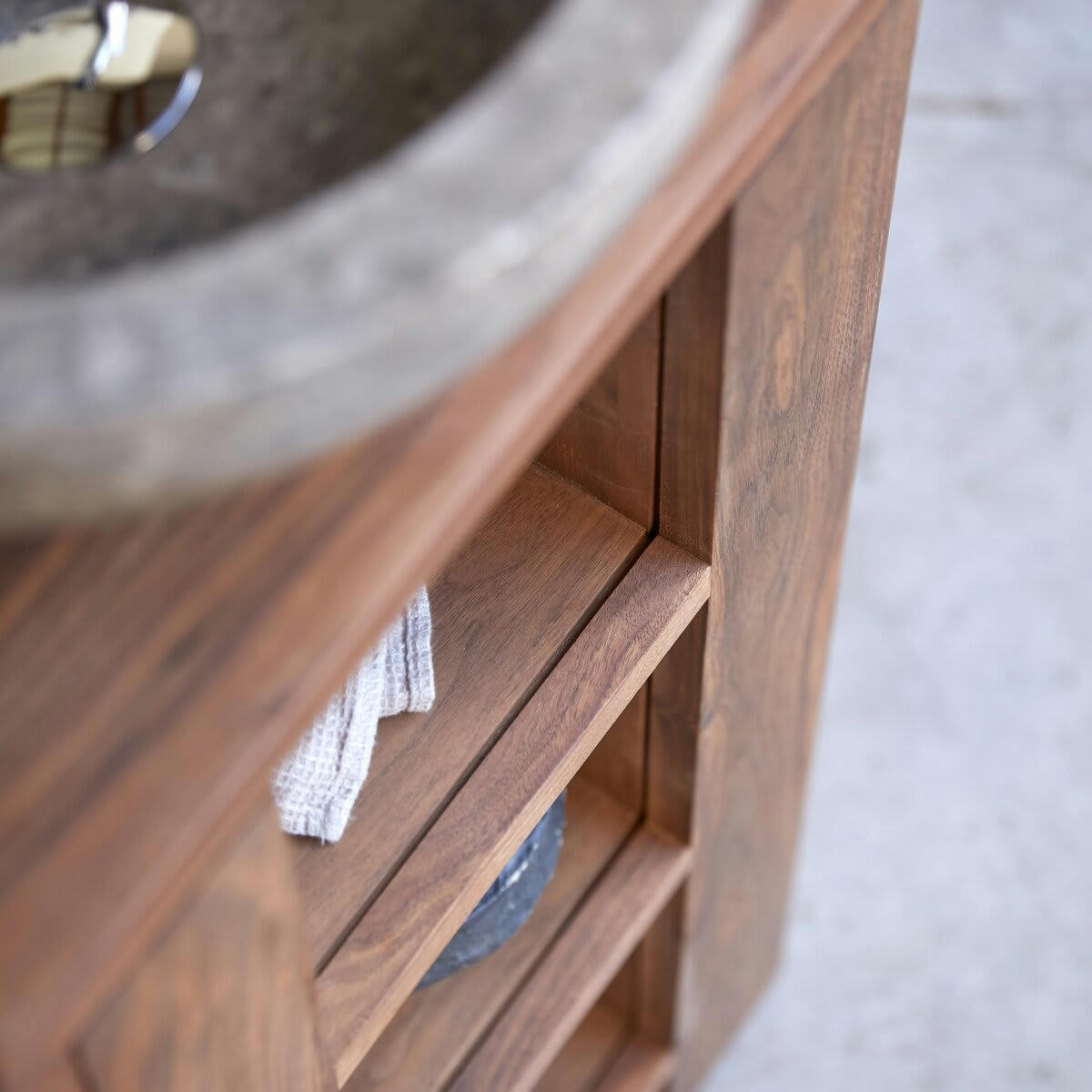 STELLE - Meuble sous vasque en noyer massif gauche