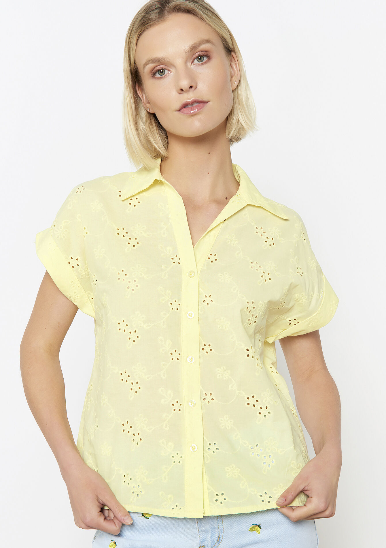 Geborduurde opengewerkte blouse