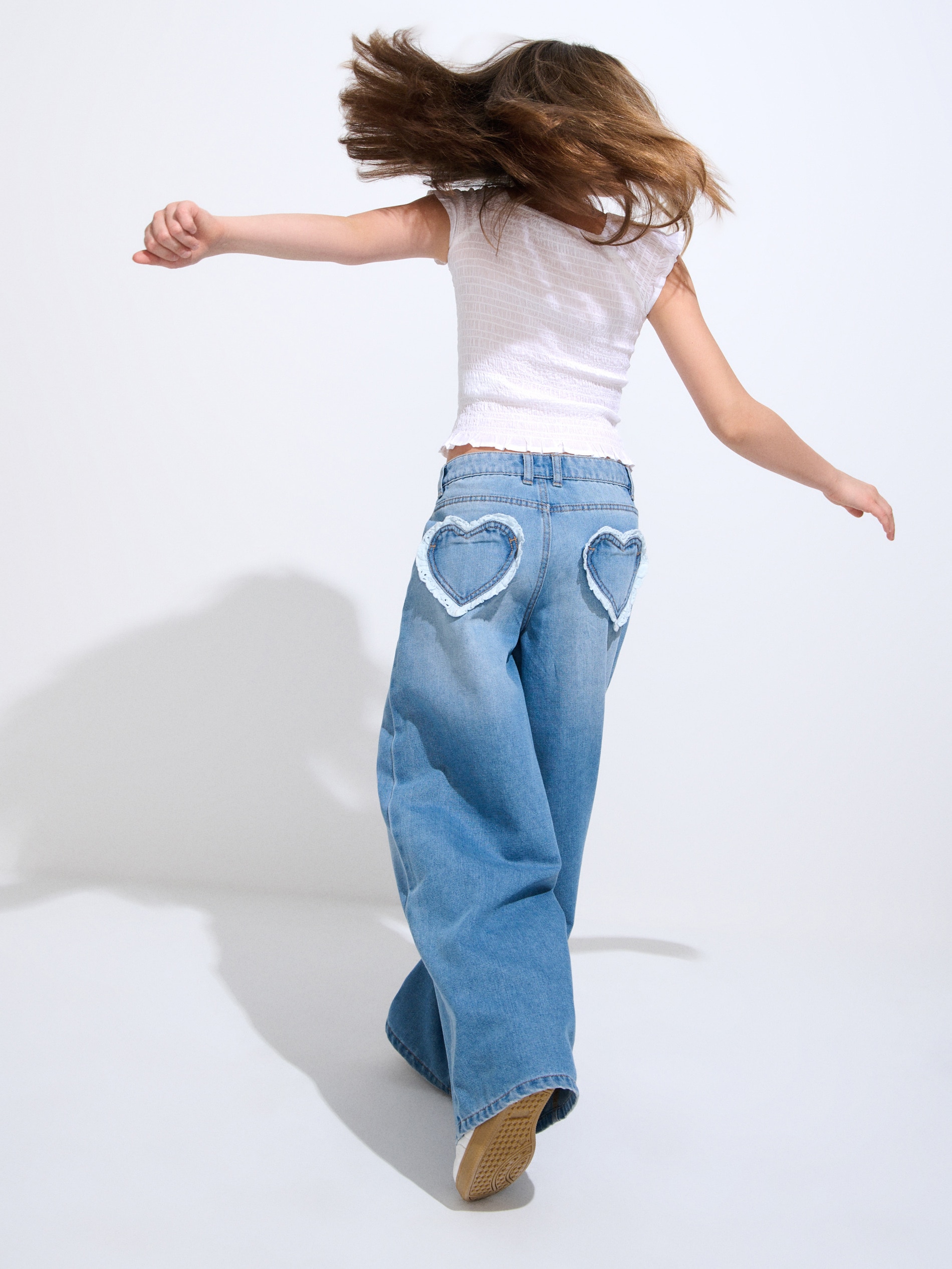 Jeansy wide leg z efektem sprania