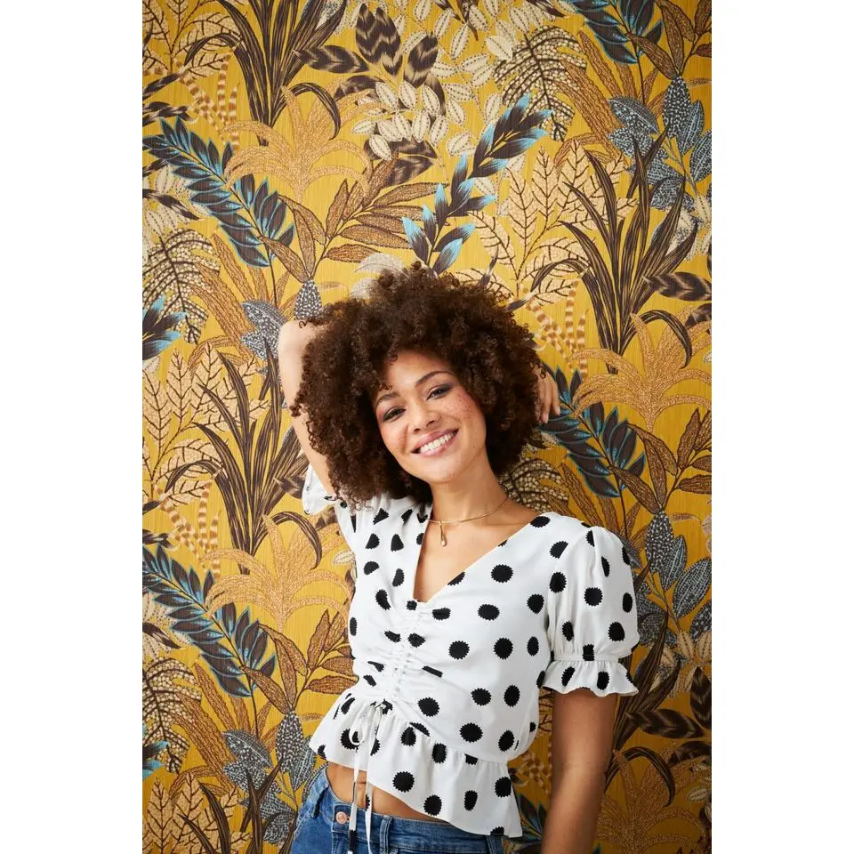 Livingwalls behang tropische bladeren okergeel, blauw en beige