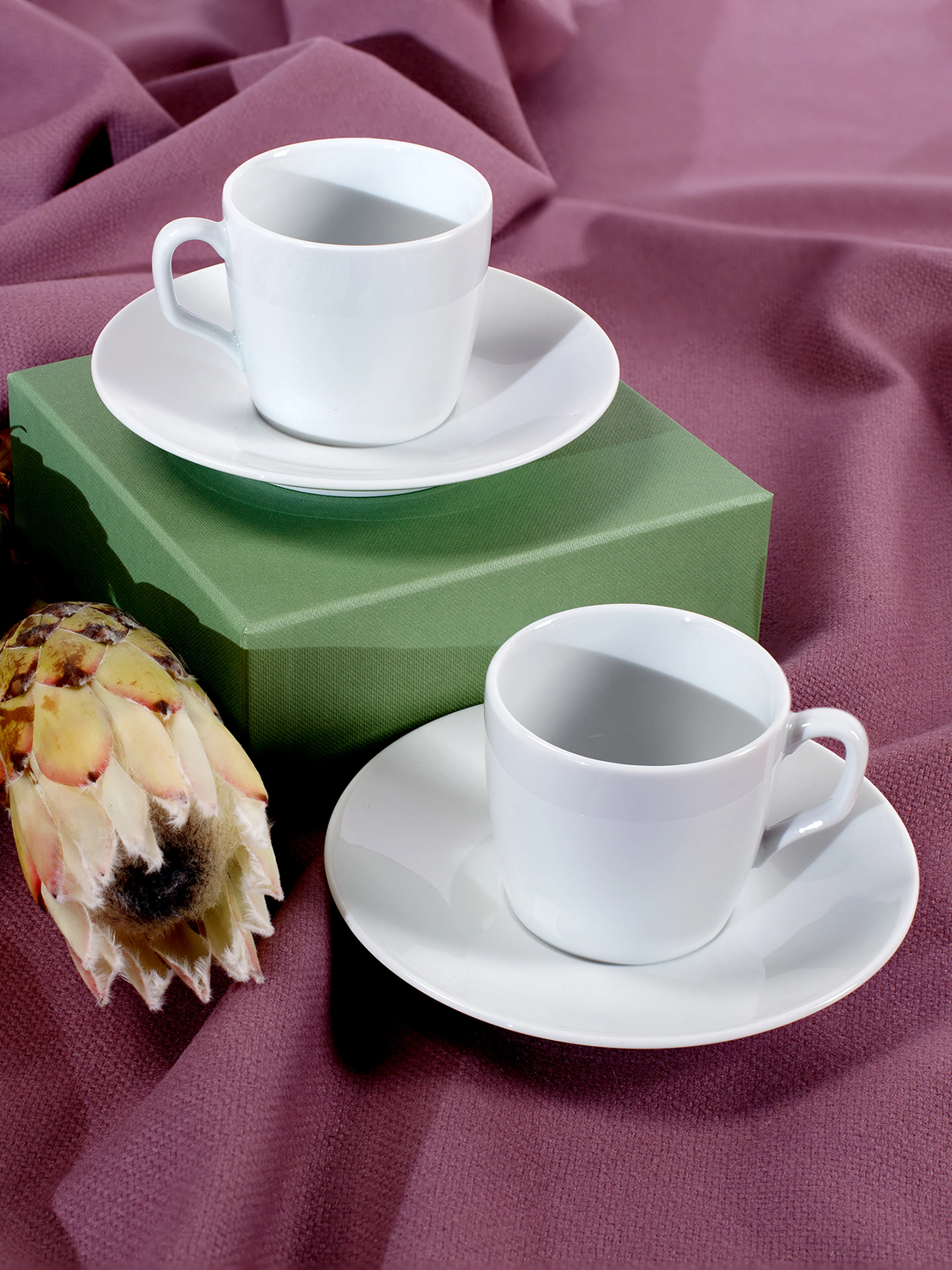 Handgefertigte Porzellan-Espressotassen Cosmopolitan mit Untertassen, 2er-Set