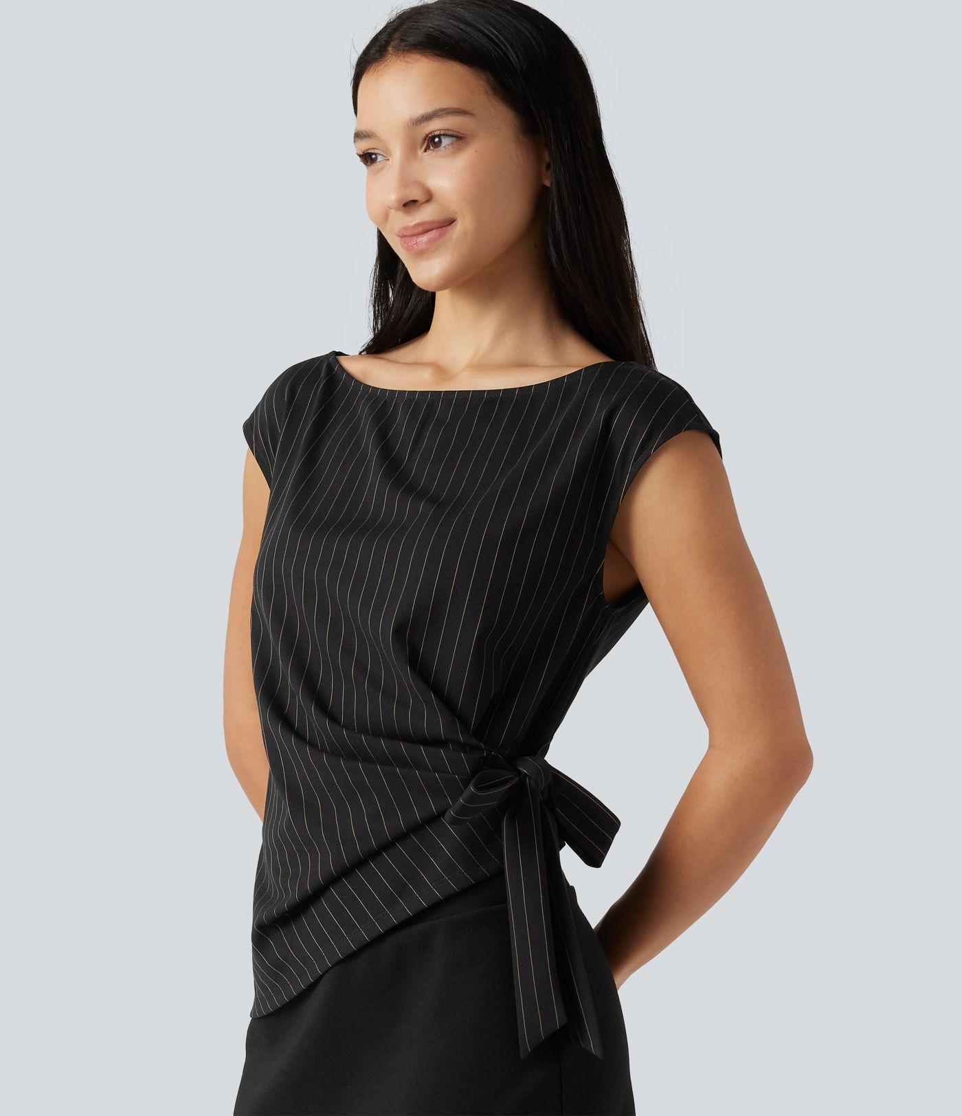 Blouse esprit bureau rayée à encolure bateau avec mancherons, fronces, lien côté et ourlet asymétrique