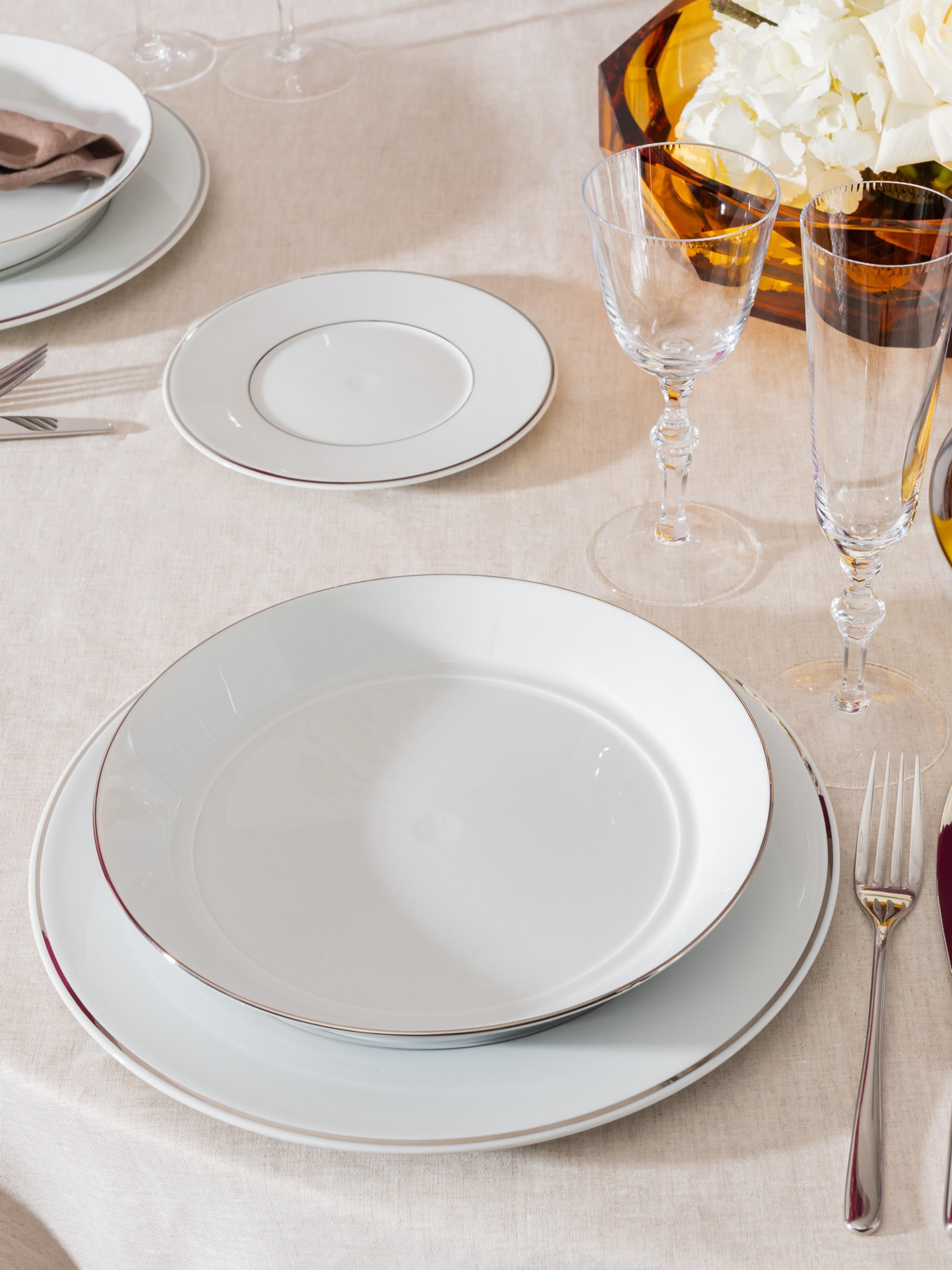 Handgefertigte Pastateller Vitruv aus Porzellan mit handgemaltem Platinrand, 2er-Set