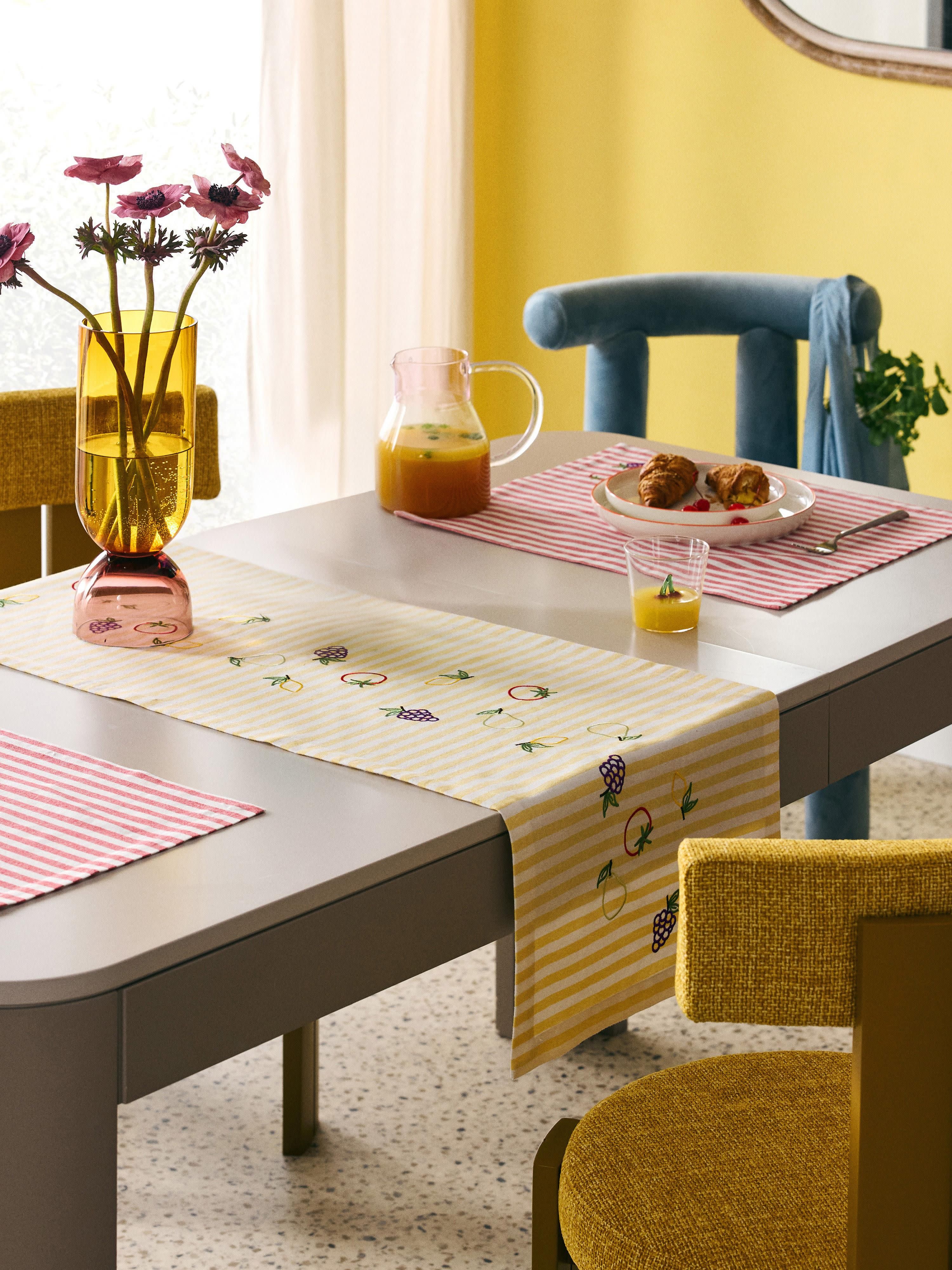 Gestreifter Tischläufer Melony mit gestickten Motiven