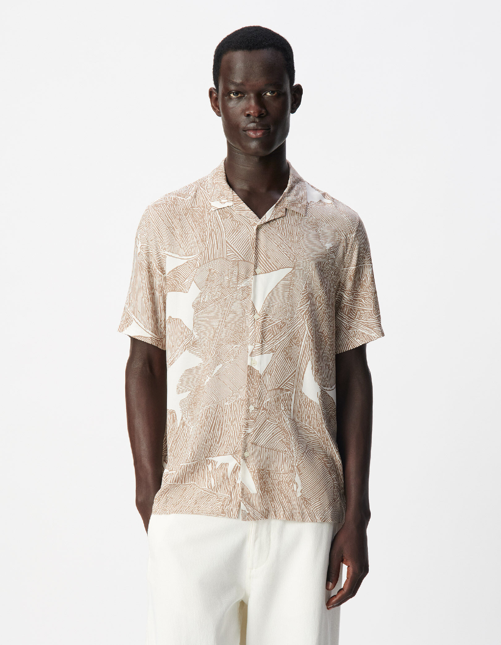 Chemise manches courtes beige imprimé maxi feuilles Homme