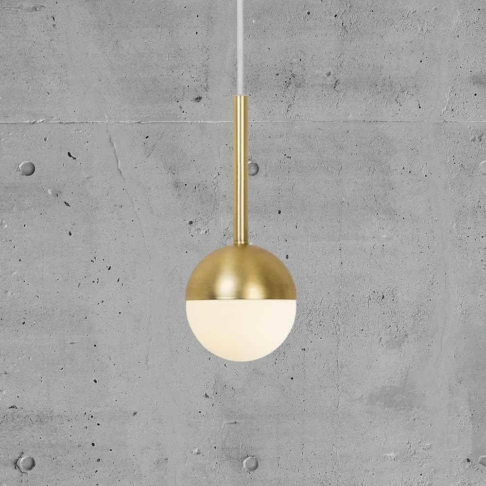 CONTINA - Suspension dorée avec demi-sphère en verre opale ø10