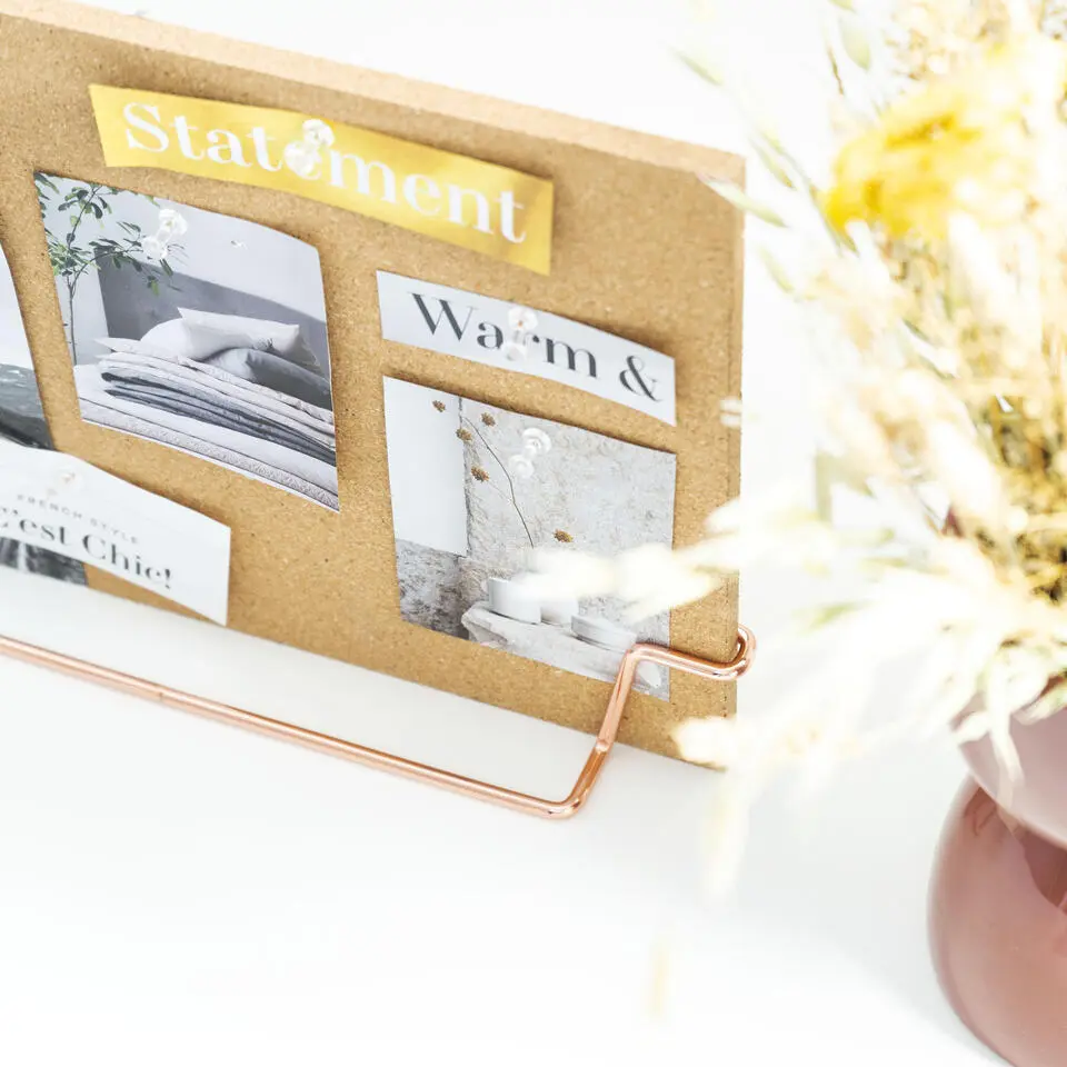 QUVIO Staande memo/kurkbord met prikkers en houder in ros&eacute; goud