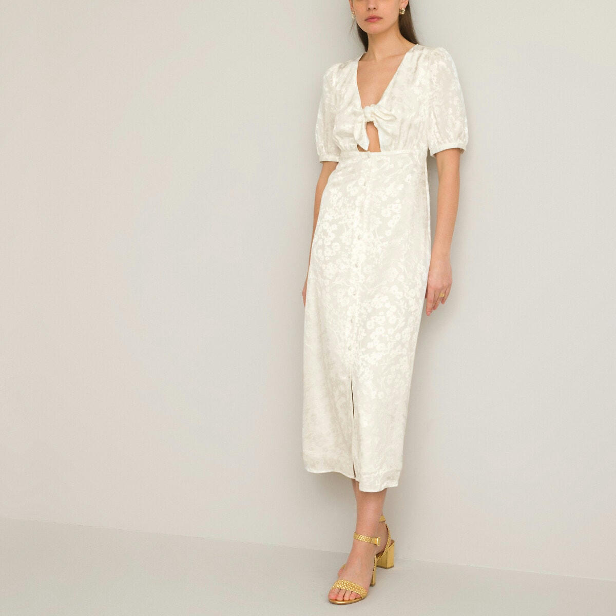 Robe de mariée, manches courtes avec découpes