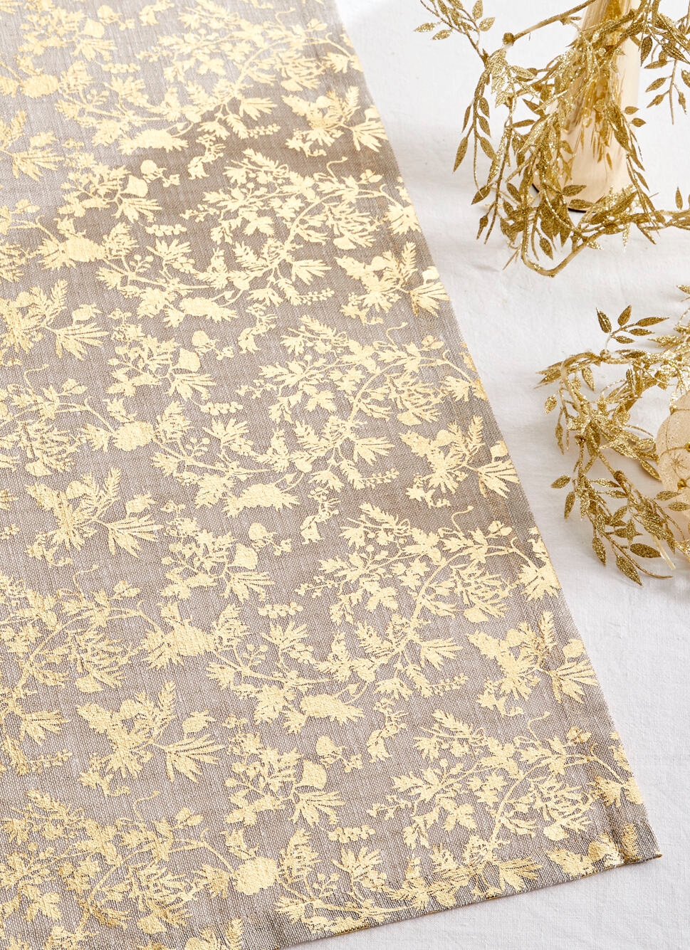 CHEMIN DE TABLE IMPRIMÉ FEUILLES DORÉES OR